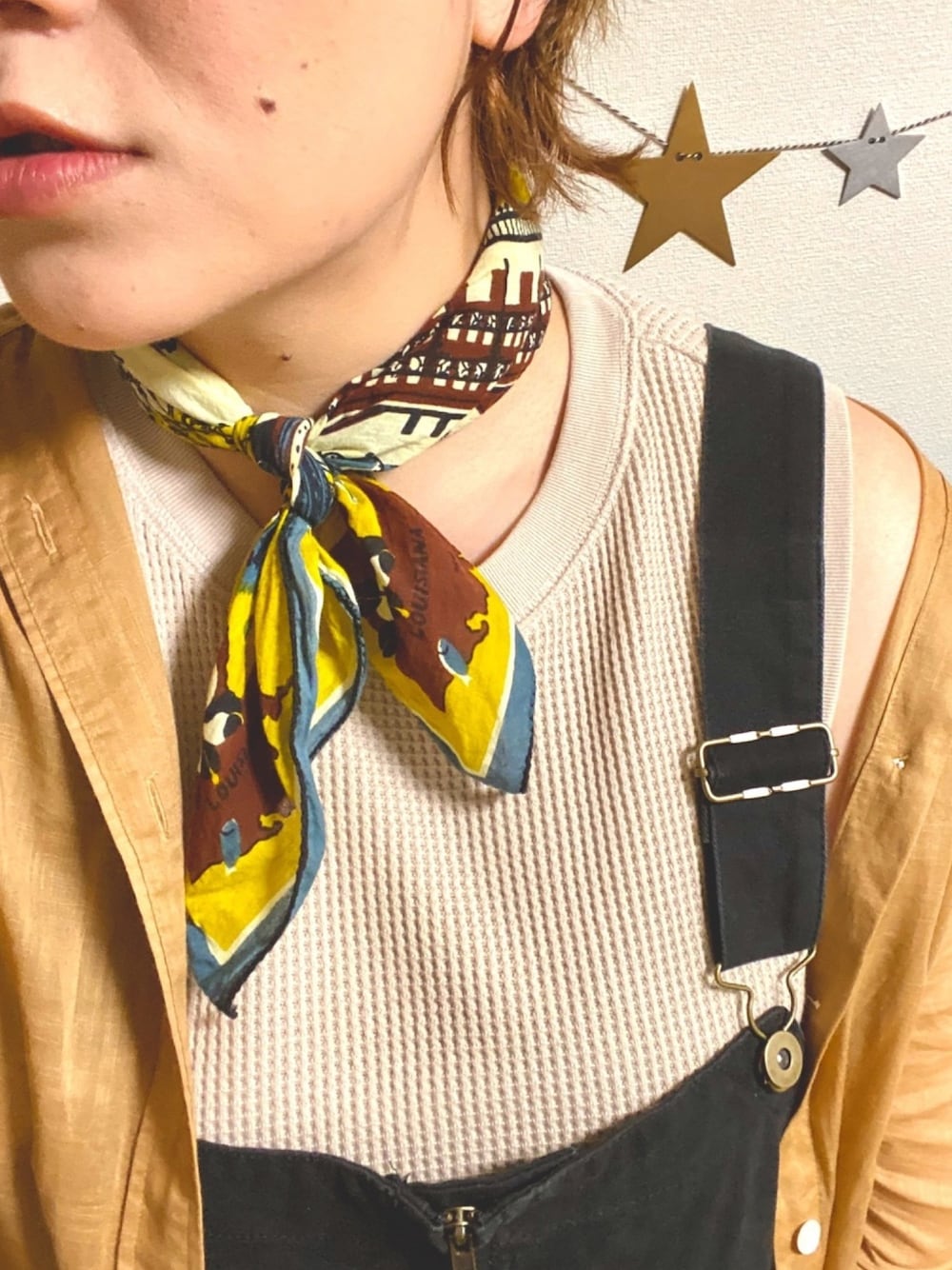 「シンプル、ゆるコーデ、大人カジュアル、オールインワン、ブラウンコーデ、UNIQLO、春夏コーデ」｜「FREAK'S STOREの【WEB限定】Bindu/ビンドゥー　New Orleans Map Bandana/バンダナ・スカーフ(ニューオリンズマップ)（バンダナ/スカーフ、イエロー系）」を使った、SAKAGUCHI YUIさん（レディース・162cm）の春コーディネートの1枚目の写真