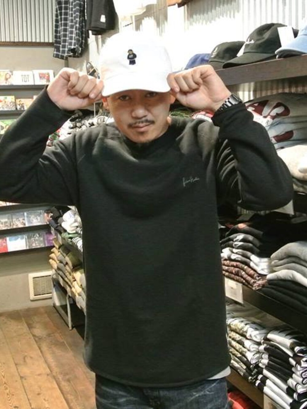 「Gimme FiveのGIMME FIVE CUT OFF SWEAT SHIRTS（BLACK）（スウェット、ブラック系）」を使った、gimmefiveさん（メンズ・180cm）の冬コーディネートの1枚目の写真