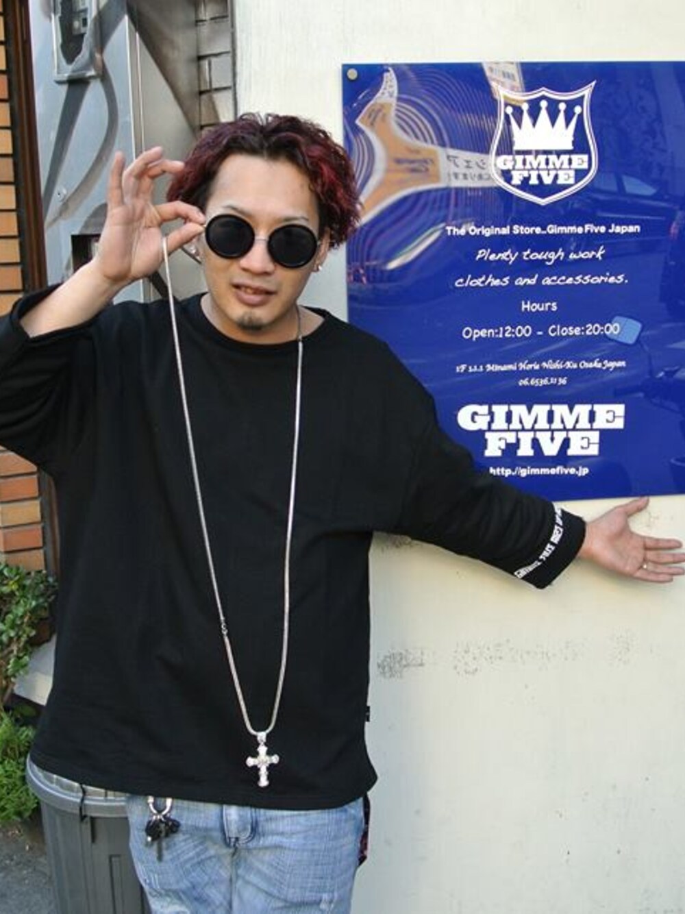 「GIMME FIVE、 MAD SPIKE」｜「GIMME FIVE WIDE CUT（Tシャツ/カットソー、ブラック系）」を使った、gimmefiveさん（メンズ・176cm）の春コーディネートの1枚目の写真