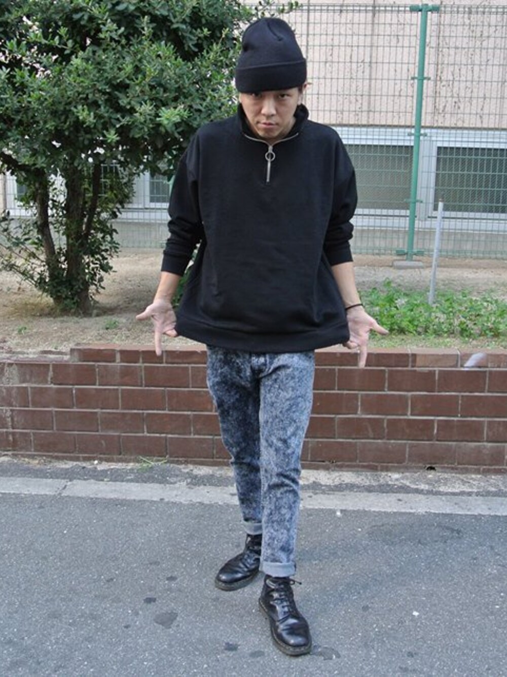 「GIMME FIVE、Calm.、Chemical wash Pants」｜「CALM. Chemical wash Pants（デニムパンツ、ブルー系）」を使った、gimmefiveさん（メンズ・180cm）の秋コーディネートの1枚目の写真