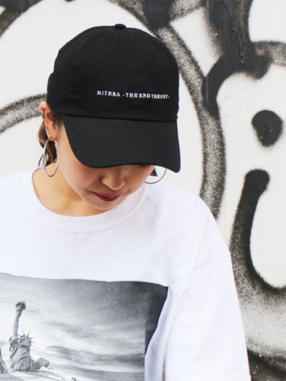 「MITHRA、COTTON CAP、TEE LIBERTY」｜「MITHRA LOGO COTTON CAP（キャップ、ブラック系）」を使った、gimmefiveさん（レディース・163cm）の夏コーディネートの1枚目の写真