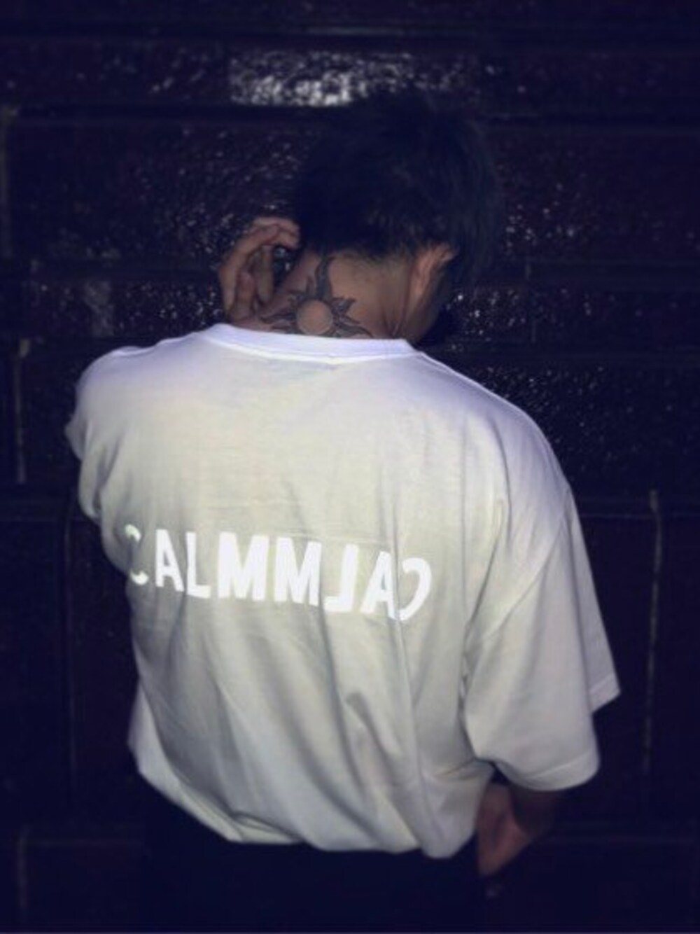 「GIMME FIVE、Calm.」｜「CALM. Reflective Logo T-Shirt（Tシャツ/カットソー、ホワイト系）」を使った、gimmefiveさん（メンズ・176cm）の夏コーディネートの1枚目の写真