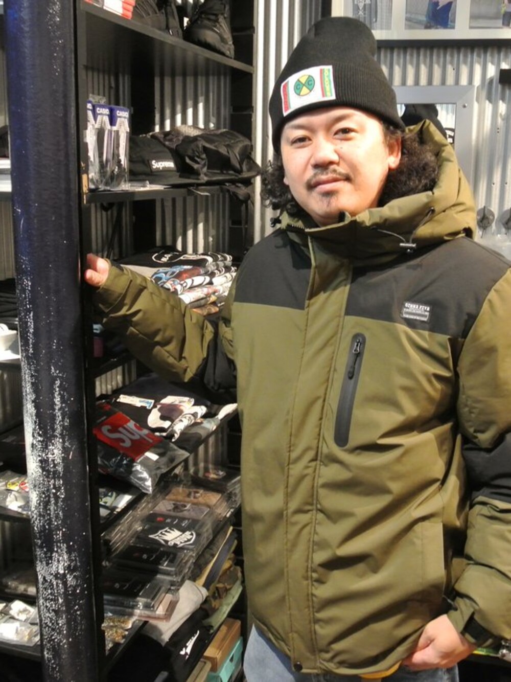 「hoodie、GIMME FIVE、puffy jacket」｜「GIMME FIVE PUFFY JACKET HOODIE（OLIVE）（ダウンジャケット/コート、ブラック系）」を使った、gimmefiveさん（メンズ・180cm）の冬コーディネートの1枚目の写真