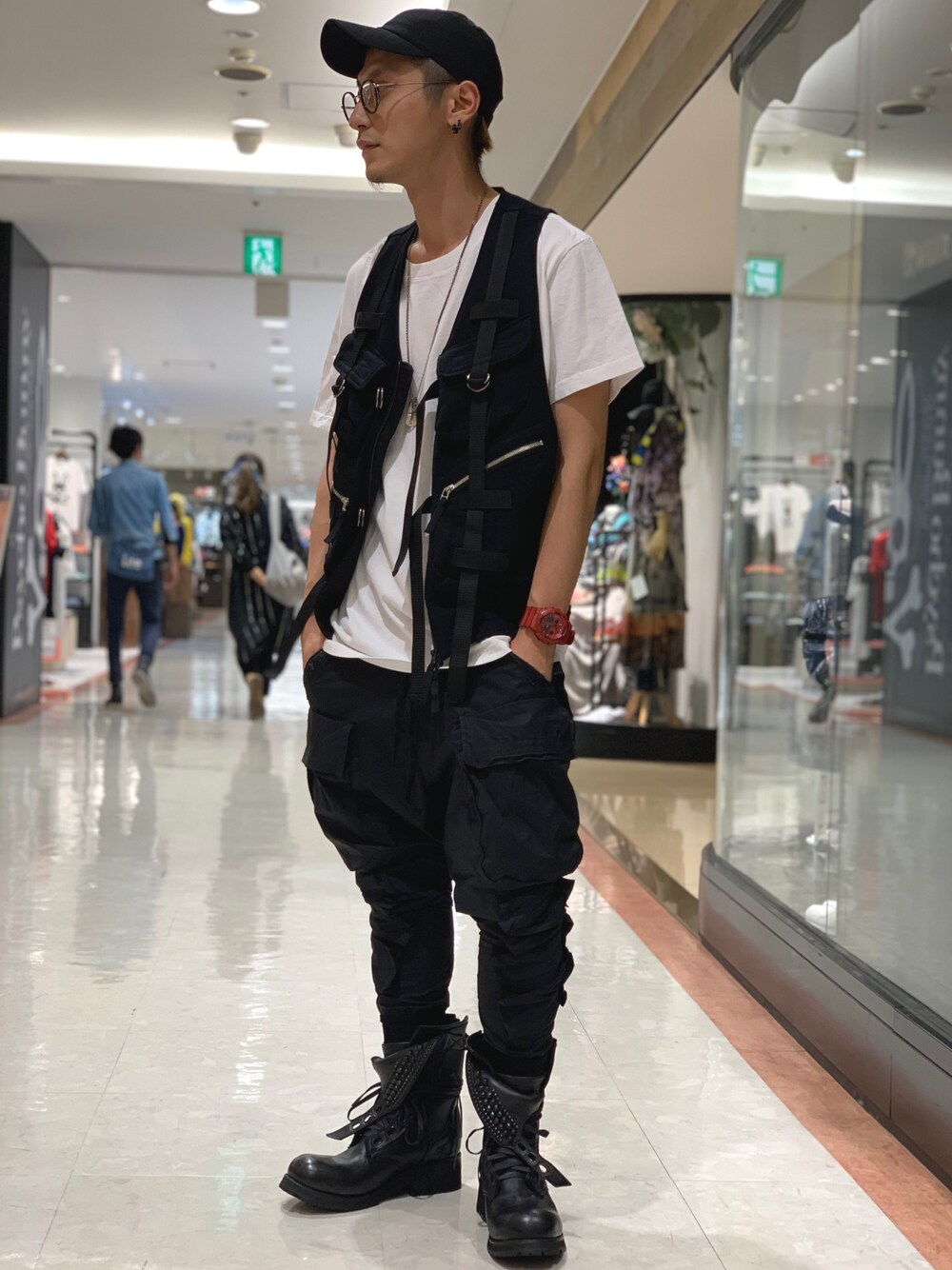 「KMRii、gunda、RtA、FR(13)NDS、ベスト、カーゴパンツ、モノトーン、ROYAL FLASH」｜「FR(13)NDSのFR(13)NDS /フレンズ/コブラバックルキャップ（キャップ、ブラック系）」を使った、Takuto Itouさん（メンズ・170cm）の春コーディネートの1枚目の写真