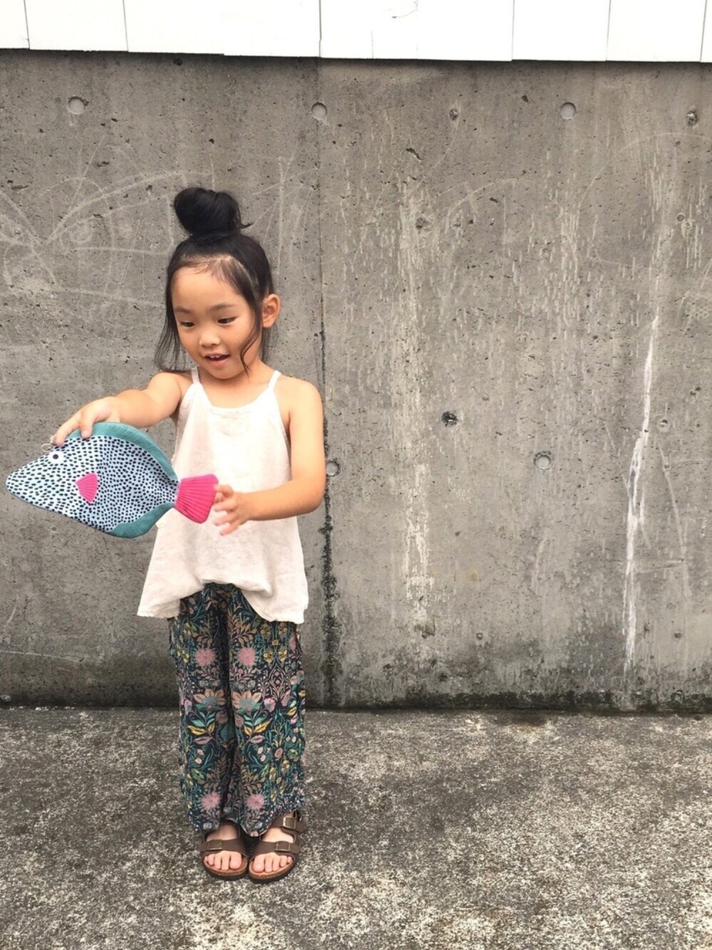 「キッズファッション、キッズ、シンプルコーデ、夏コーデ、夏休み、ootd、キッズコーデ、ボタニカル柄、子供服、女の子」｜「cache cacheのMARI　ボタニカル柄ワイドパンツ（その他パンツ、その他）」を使った、CACHE-CACHEさん（キッズ・100cm）の夏コーディネートの1枚目の写真