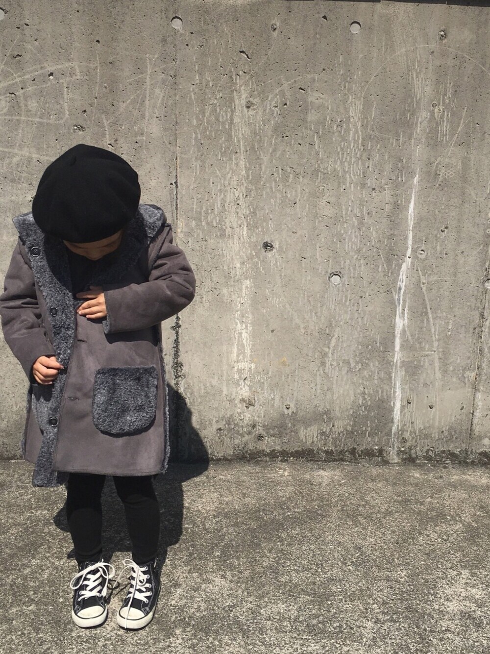 「violeta&federico、ヴィオレタエフェデリコ、ムートンコート、リバーシブルコート、キッズファッション、おんなのこ、おとこのこ、キッズコーデ、アウター」｜「cache cacheのVioleta&Federico　COAT　LUCY(GREY)3y~8y（ムートンコート、その他）」を使った、CACHE-CACHEさん（キッズ・110cm）の秋コーディネートの1枚目の写真