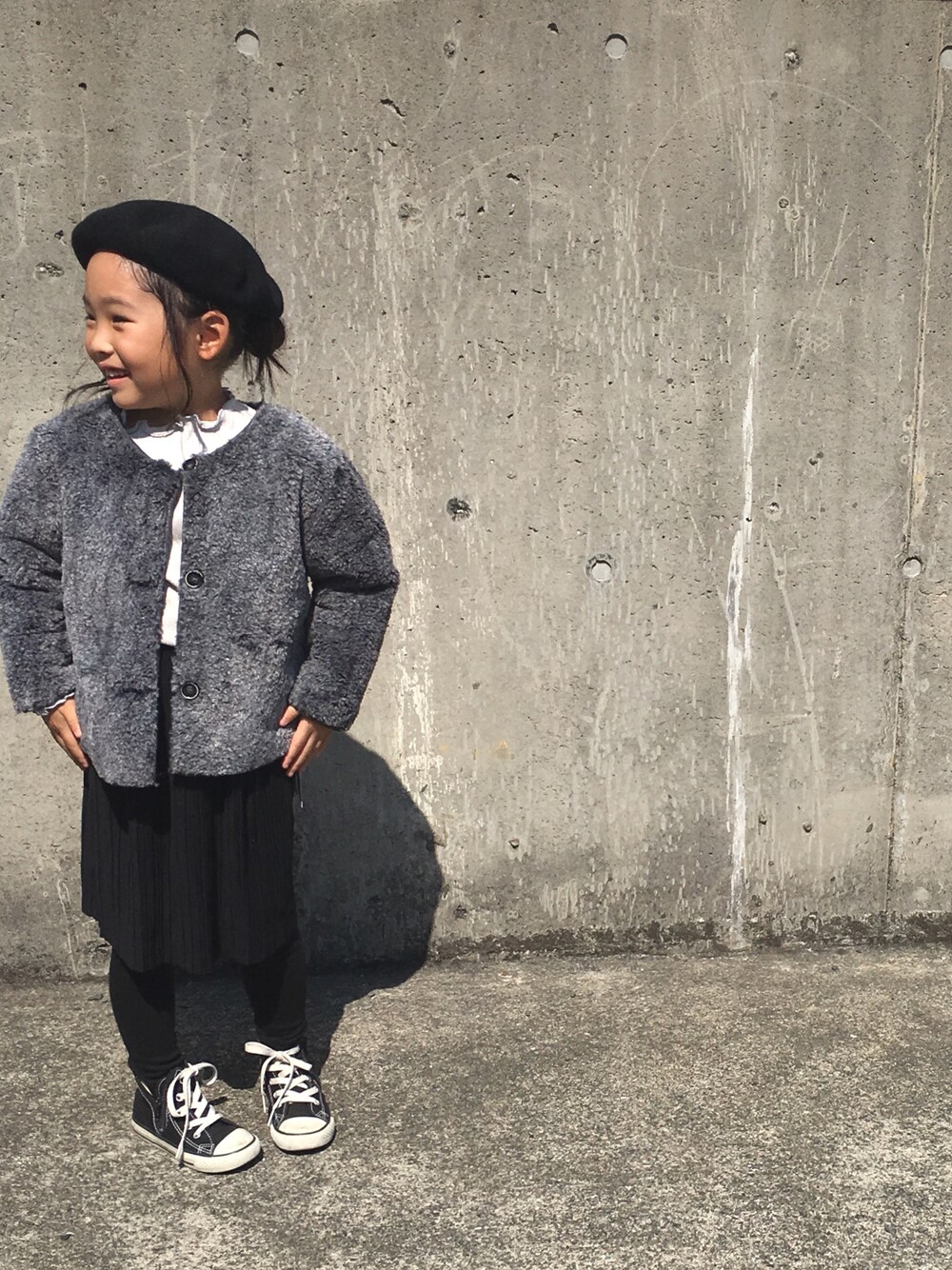「violeta&federico、ヴィオレタエフェデリコ、キッズコーデ、キッズファッション、おんなのこ、コート、ジャケット、ベレー帽、シンプルコーデ、子供服」｜「cache cacheのVioleta&Federico　JACKET　REVE(GREY)（ムートンコート、その他）」を使った、CACHE-CACHEさん（キッズ・110cm）の秋コーディネートの1枚目の写真