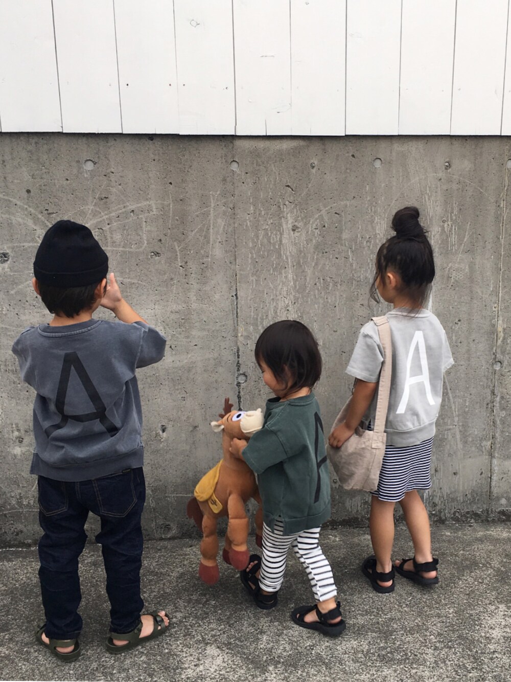 その他のTシャツ/カットソー、その他のTシャツ/カットソー、その他のTシャツ/カットソーを着用したキッズの秋コーディネートの1枚目の写真