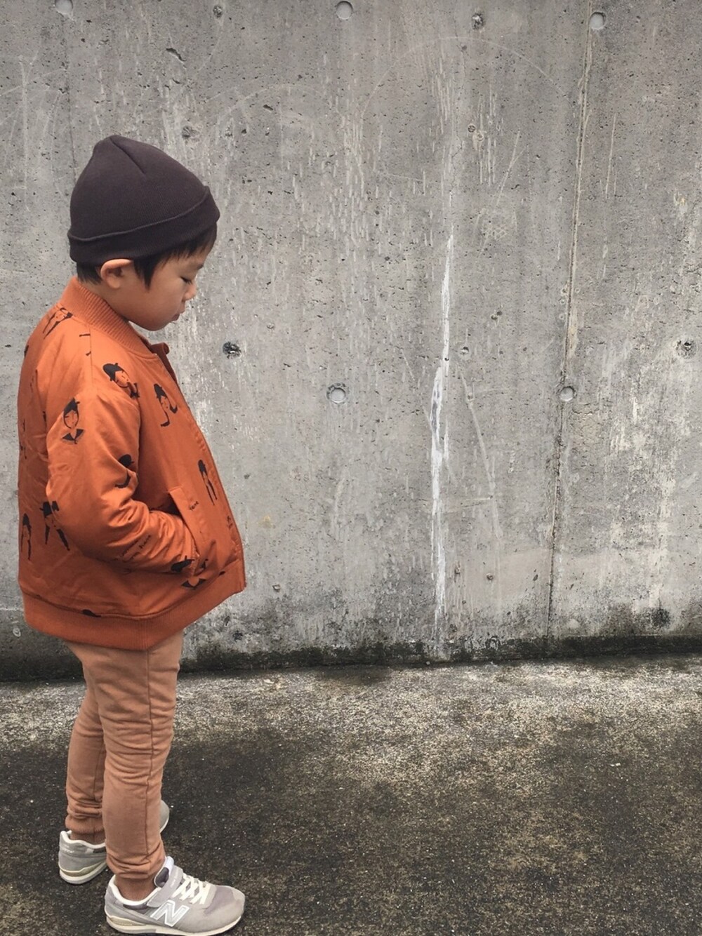「シンプルコーデ、男の子コーデ、秋のコーデ、キッズ、キッズコーデ、tinycottons、mingo、キッズファッション、タイニーコットンズ、ボンバージャケット」｜「cache cacheのtinycottons no-worry dolls woven bomber jacket（その他アウター、その他）」を使った、CACHE-CACHEさん（キッズ・110cm）の秋コーディネートの1枚目の写真
