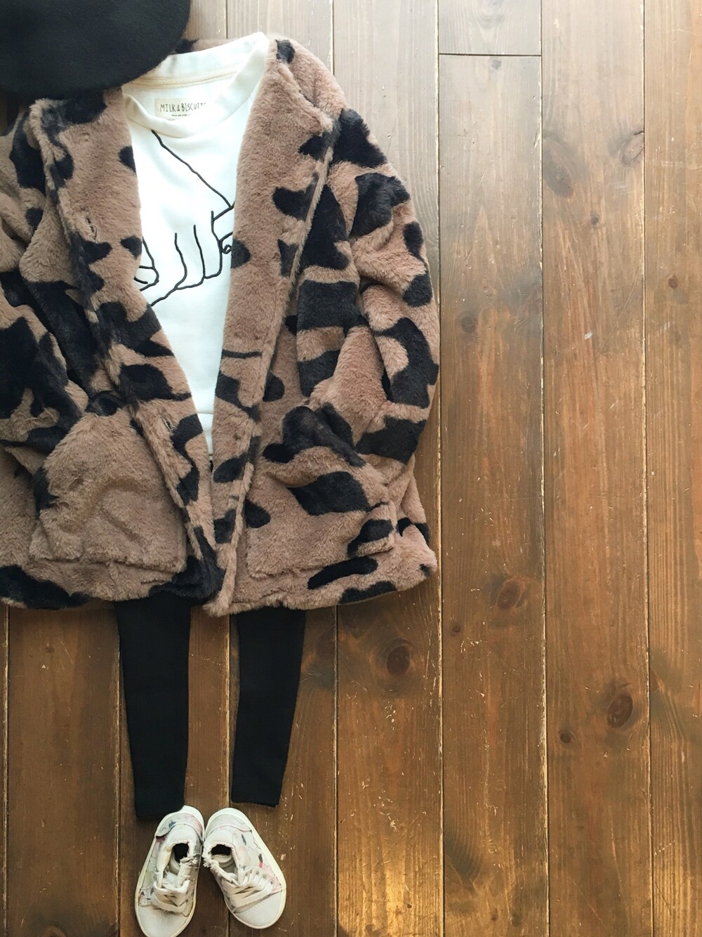 「violeta&federico、エコファー、フェイクファーコート、ファーコート、おとこのこ、女の子、キッズコーデ、キッズファッション、ふわふわ、MILK&BISCUITS」｜「cache cacheのVioleta&Federico　COAT　CAMU　(LEO)3ｙ.4ｙ.6ｙ.8ｙ（その他アウター、その他）」を使った、CACHE-CACHEさん（キッズ・100cm）の秋コーディネートの1枚目の写真