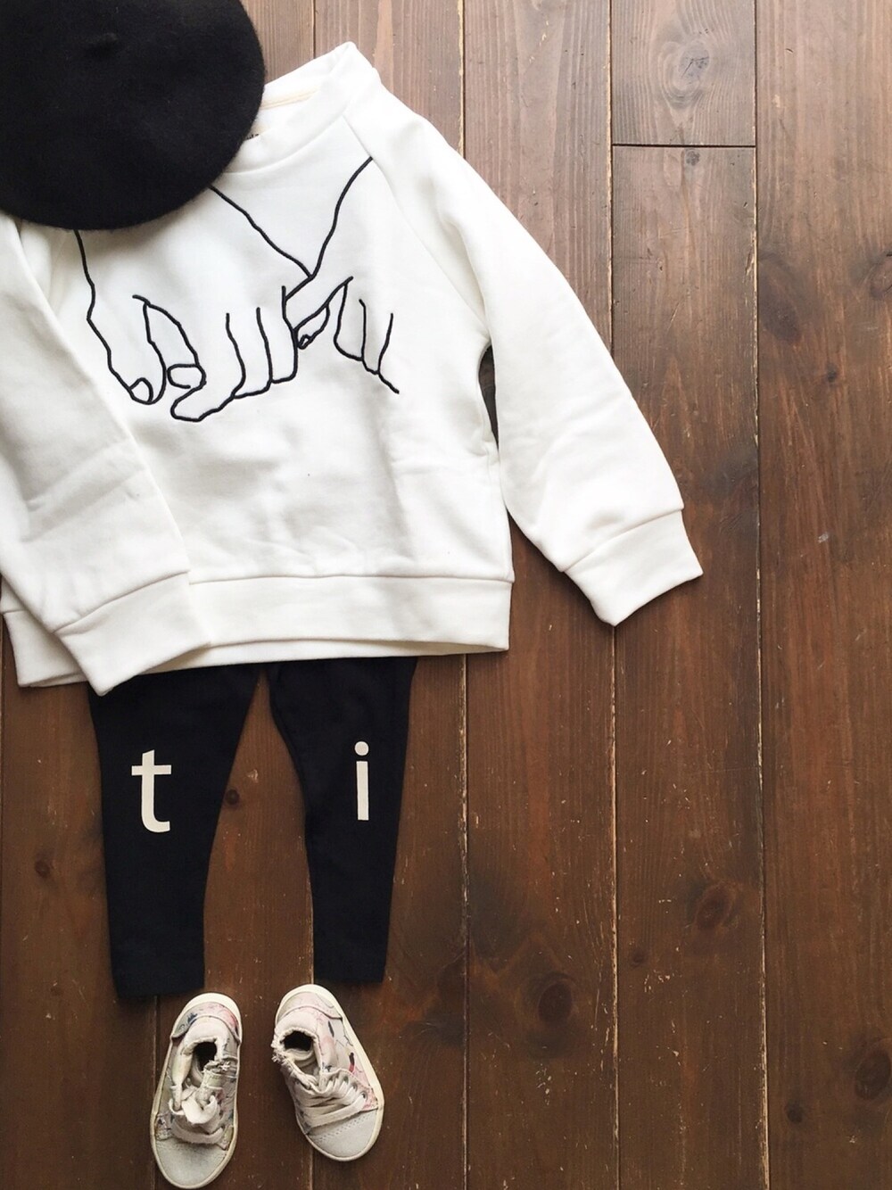 「MILK&BISCUITS、tinycottons、インポート子供服、タイニーコットンズ、シンプルコーデ、キッズコーデ、キッズファッション、子供服、刺繍、キッズ」｜「cache cacheのMILK&BISCUITS HOLD MY HAND SWEAT SHIRT（スウェット、その他）」を使った、CACHE-CACHEさん（キッズ・110cm）の秋コーディネートの1枚目の写真