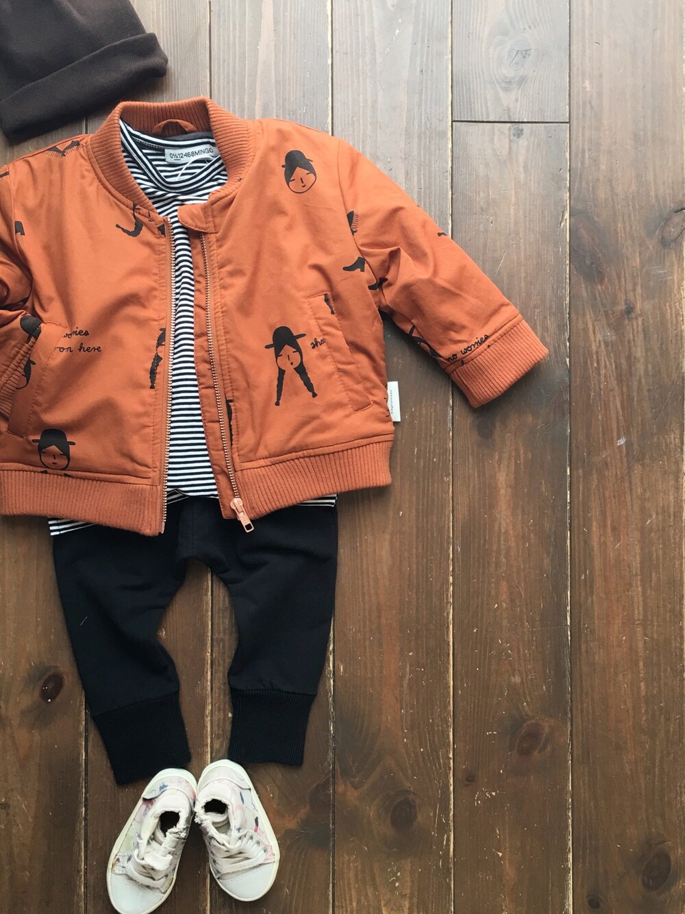 「mingo、mingokids、tinycottons、タイニーコットンズ、ミンゴ、キッズコーデ、キッズファッション、子供服、おとこのこ、おんなのこ」｜「cache cacheのtinycottons no-worry dolls woven bomber jacket（その他アウター、その他）」を使った、CACHE-CACHEさん（キッズ・90cm）の秋コーディネートの1枚目の写真