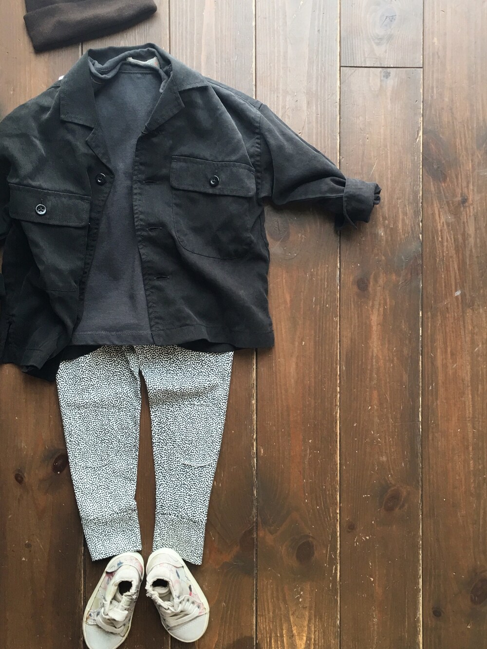 「mingo、ARCH&LINE、dot、black and white、black、キッズファッション、kidsfashion、おとこのこ、モノトーン、秋のコーデ」｜「cache cacheのARCH&LINE 　OPENNECKED　L/S　SHIRT(BLACK)（シャツ/ブラウス、その他）」を使った、CACHE-CACHEさん（キッズ・100cm）の秋コーディネートの1枚目の写真