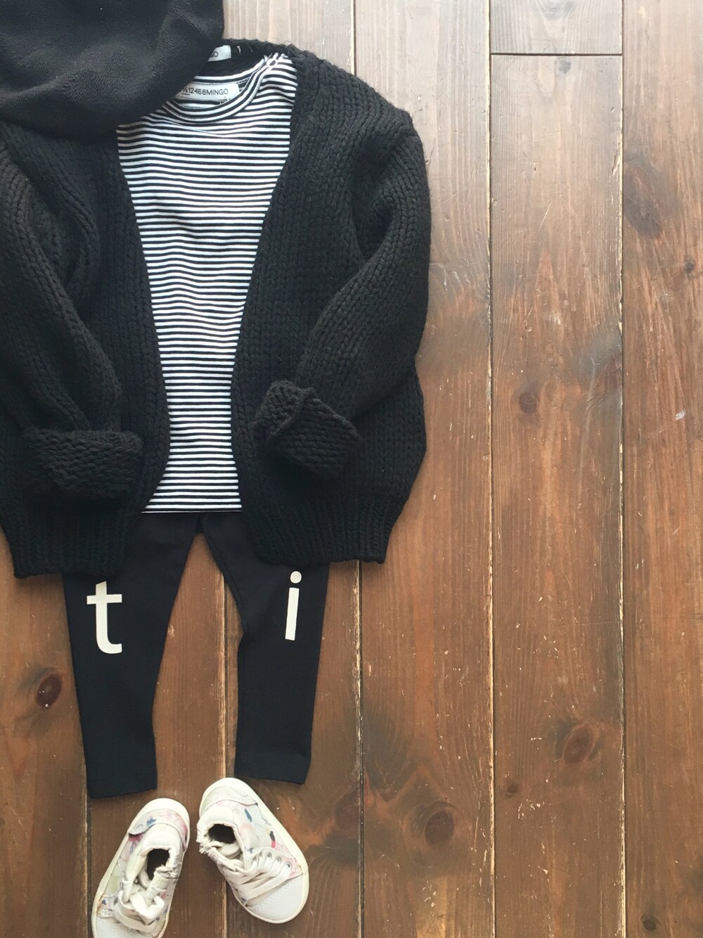 「mingo、tinycottons、カーディガン、ボーダー、おんなのこ、おとこのこ、キッズコーデ、キッズファッション、モノトーン、ギフト」｜「cache cacheのMINGO.　cardigan　(black)（カーディガン/ボレロ、その他）」を使った、CACHE-CACHEさん（キッズ・90cm）の秋コーディネートの1枚目の写真