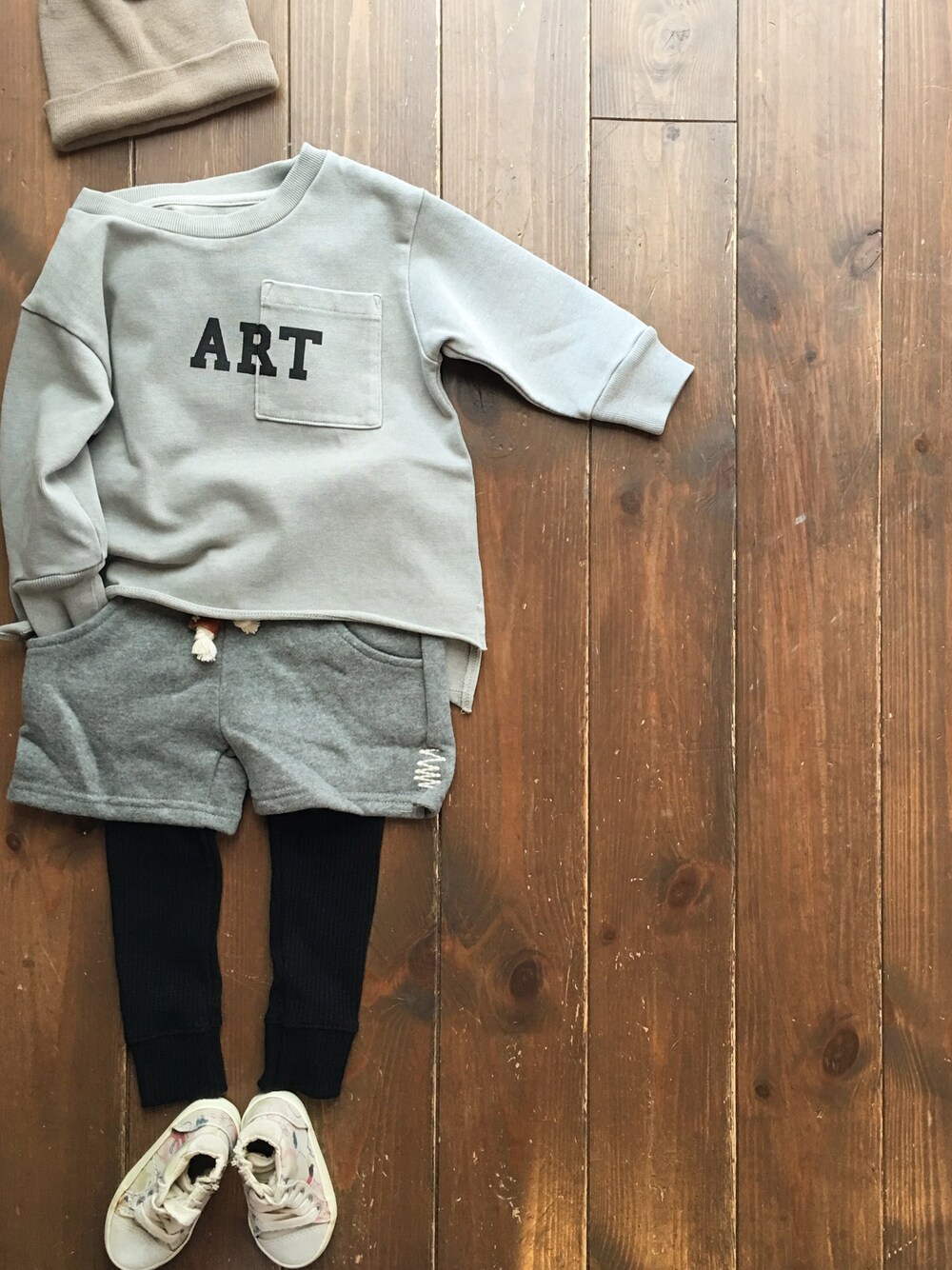「キッズコーデ、カジュアルコーデ、シンプルコーデ、男の子、キッズファッション、アーチアンドライン、ARCH&LINE、短パン、kids、トレーナー」｜「cache cacheのARCH&LINE CLOUDY BIG L/S TEE "ART"　(GREY）（パーカー、その他）」を使った、CACHE-CACHEさん（キッズ・110cm）の秋コーディネートの1枚目の写真