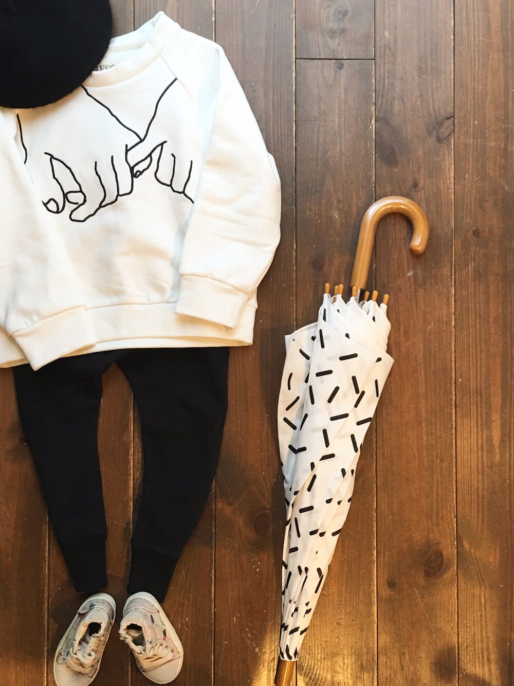 その他のスウェット、その他のその他パンツ、その他の長傘を着用したキッズの秋コーディネートの1枚目の写真