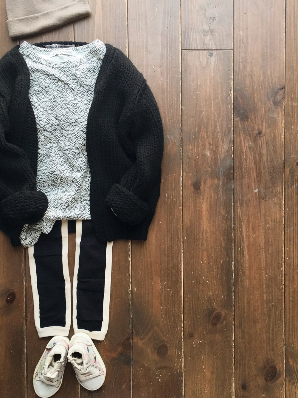 「tinycottons、mingo、mingokids、タイニーコットンズ、ミンゴ、レギンス、キッズコーデ、キッズファッション、おんなのこ、おとこのこ」｜「cache cacheのMINGO.　cardigan　(black)（カーディガン/ボレロ、その他）」を使った、CACHE-CACHEさん（キッズ・90cm）の秋コーディネートの1枚目の写真