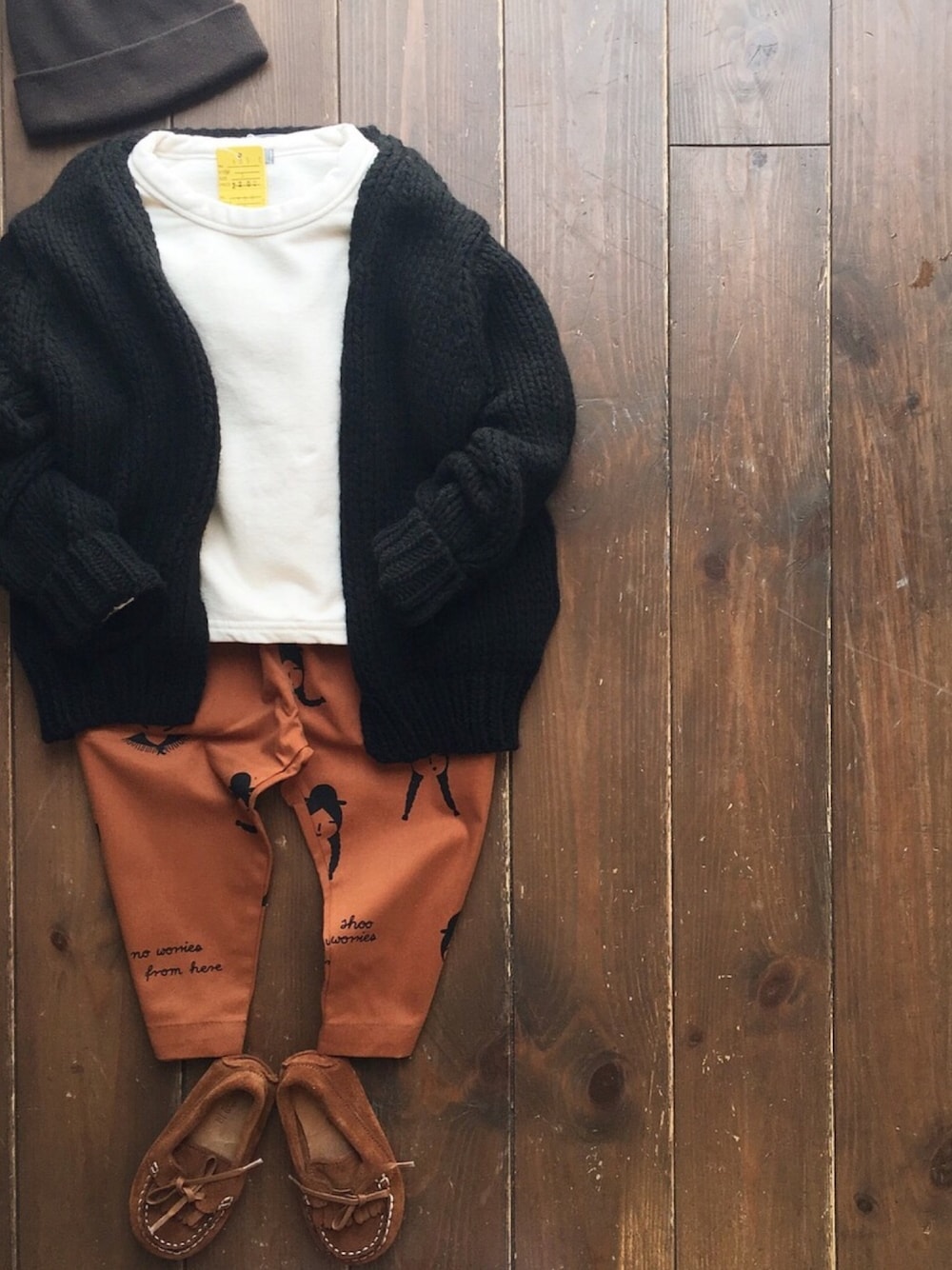 「シンプルコーデ、tinycottons、mingo、mingokids、韓国子供服、キッズコーデ、キッズファッション、ざっくりニットカーディガン、男の子、女の子」｜「cache cacheのMINGO.　cardigan　(black)（カーディガン/ボレロ、その他）」を使った、CACHE-CACHEさん（キッズ・90cm）の秋コーディネートの1枚目の写真