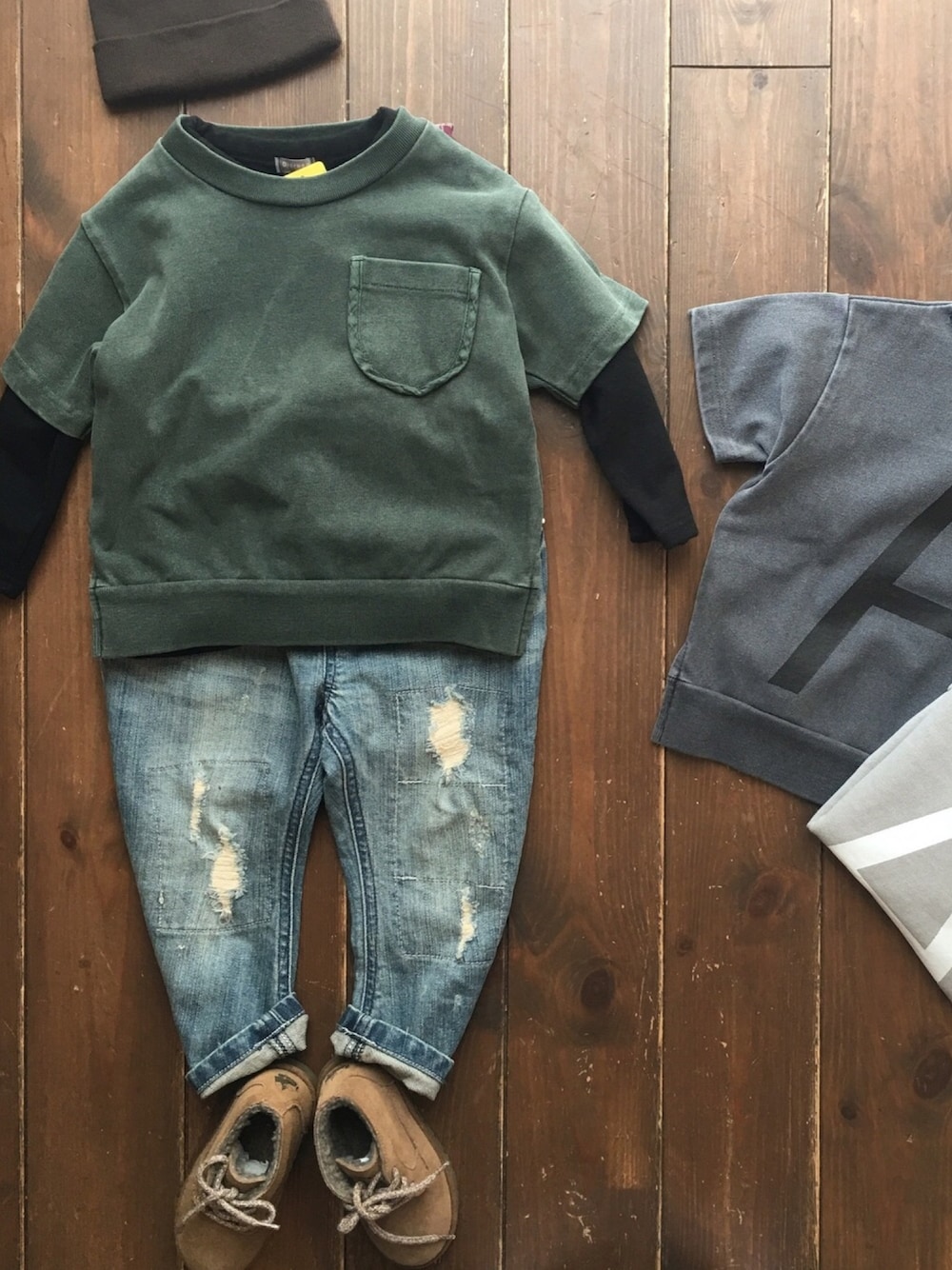 「ARCH&LINE、アーチアンドライン、キッズコーデ、キッズファッション、シンプルコーデ、男の子コーデ、SALE、重ね着、カジュアル、色違いコーデ」｜「cache cacheのARCH&LINE CLOUDY H/S　"A"TEE　(KHAKI)（Tシャツ/カットソー、その他）」を使った、CACHE-CACHEさん（キッズ・120cm）の秋コーディネートの1枚目の写真