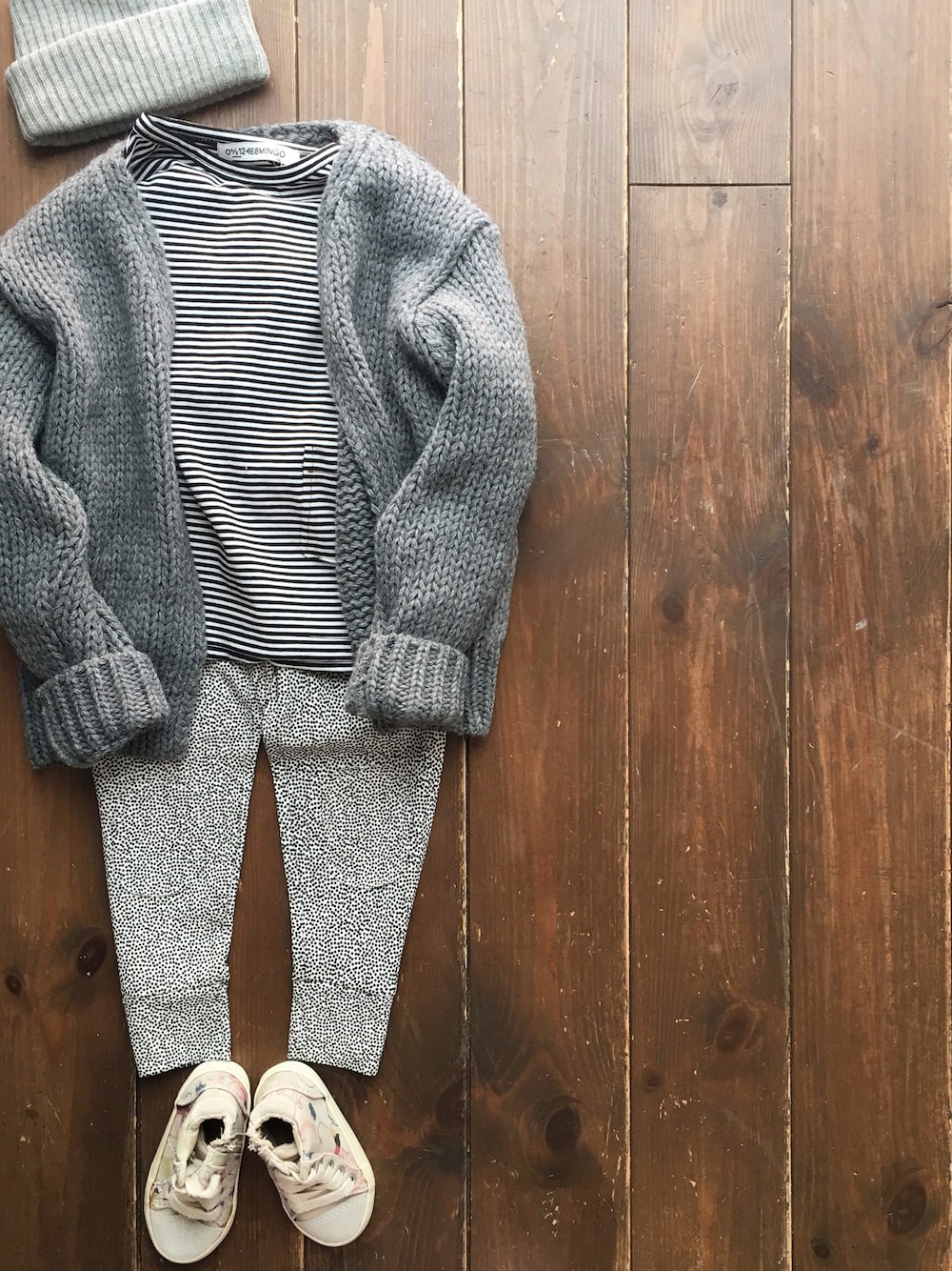 その他のカーディガン/ボレロ、その他のTシャツ/カットソー、その他のレギンス/スパッツを着用したキッズの秋コーディネートの1枚目の写真
