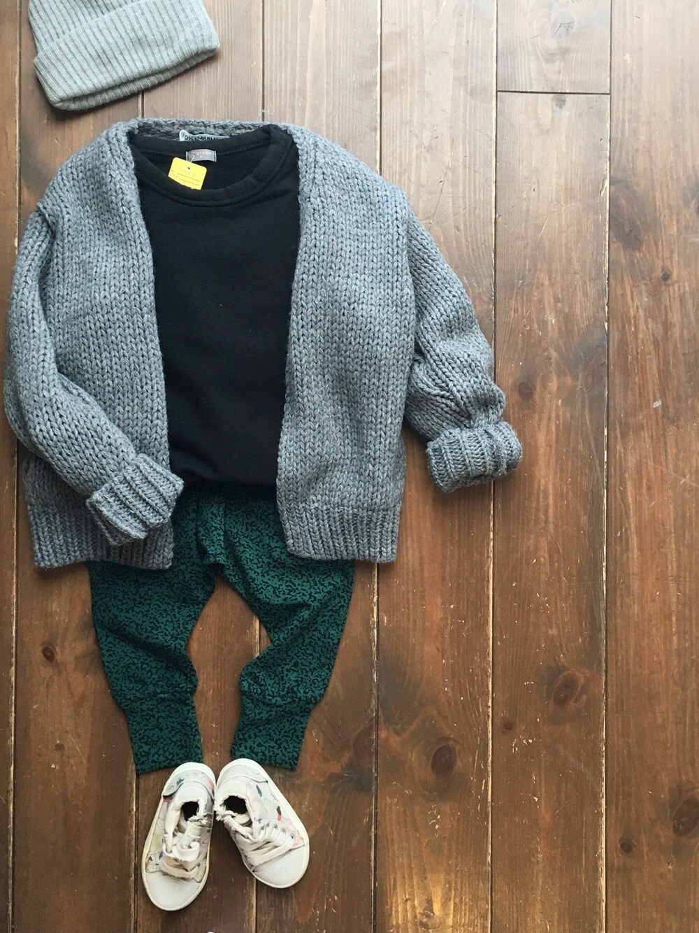 「mingo、mingokids、カジュアル、シンプルコーデ、男の子、キッズコーデ、キッズファッション、カーディガン、ニット帽、ニット」｜「cache cacheのMINGO.　cardigan　(grey)（カーディガン/ボレロ、その他）」を使った、CACHE-CACHEさん（キッズ・90cm）の秋コーディネートの1枚目の写真