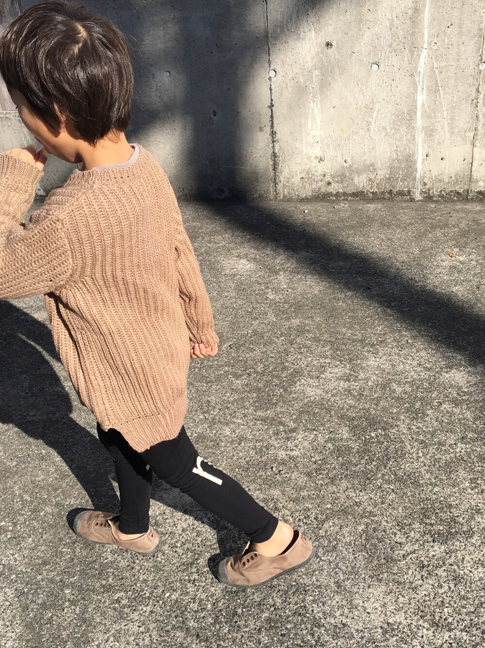 「tinycottons、タイニーコットンズ、レギンス、キッズファッション、シンプルコーデ、おんなのこ、男の子コーデ、キッズコーデ、ニット、セーター」｜「cache cacheのtinycottons t-i-n-y logo pant(black/beige)（レギンス/スパッツ、その他）」を使った、CACHE-CACHEさん（キッズ・110cm）の冬コーディネートの1枚目の写真