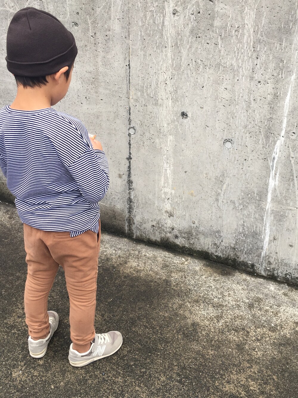 「mingokids、mingo、ミンゴ、キッズコーデ、キッズファッション、男の子コーデ、ニット帽、カジュアル、シンプル、スウェットパンツ」｜「cache cacheのMINGO.　long sleeve(B/W　stripes)（Tシャツ/カットソー、その他）」を使った、CACHE-CACHEさん（キッズ・110cm）の冬コーディネートの1枚目の写真