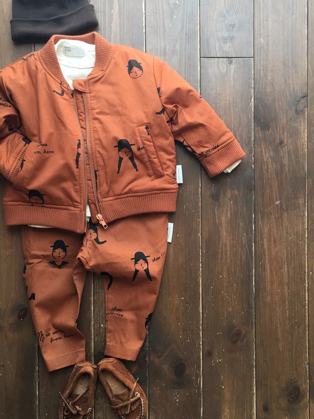 「冬コーデ、男の子コーデ、カジュアル、tinycottons、タイニーコットンズ、ボンバージャケット、セットアップ、キッズコーデ、キッズファッション、キッズサイズ」｜「cache cacheのtinycottons no-worry dolls woven bomber jacket（その他アウター、その他）」を使った、CACHE-CACHEさん（キッズ・80cm）の冬コーディネートの1枚目の写真