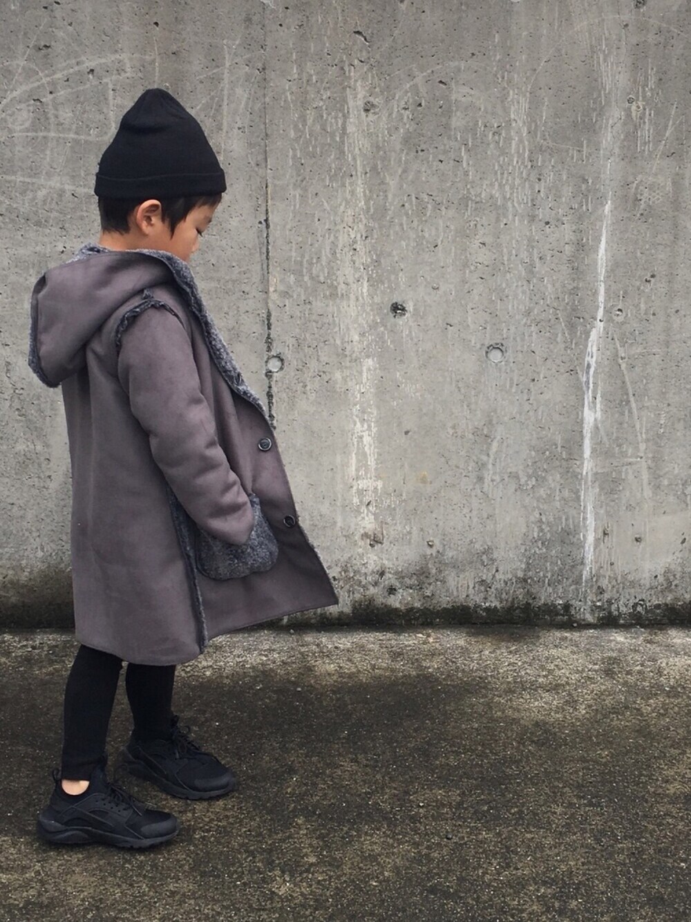 「キッズファッション、おとこのこ、男の子コーデ、冬コーデ、おんなのこ、キッズコーデ、リバーシブル、ムートンコート、リバーシブルコート、violeta&federico」｜「cache cacheのVioleta&Federico　COAT　LUCY(GREY)3y~8y（ムートンコート、その他）」を使った、CACHE-CACHEさん（キッズ・110cm）の冬コーディネートの1枚目の写真