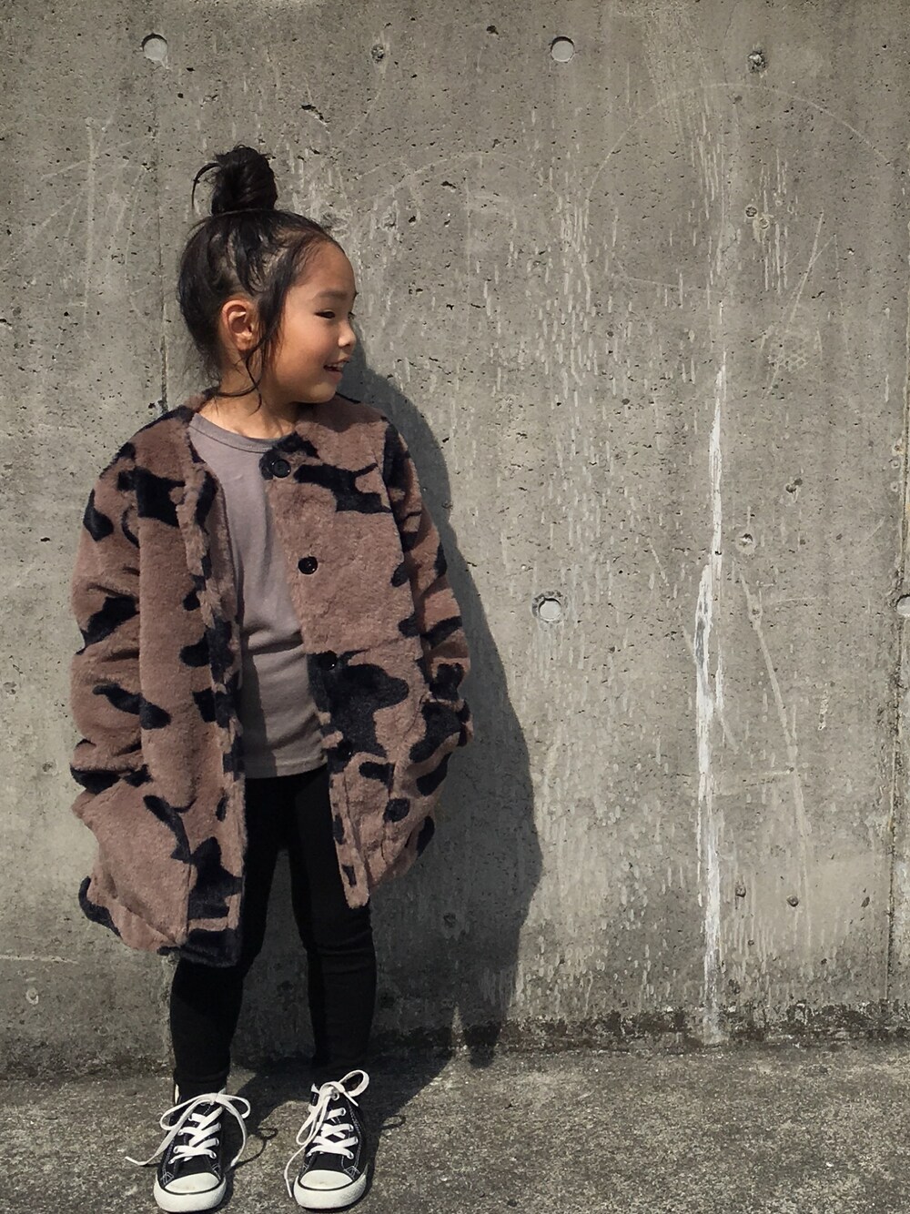 「violeta&federico、エコファー、ファーコート、キッズコーデ、シンプルコーデ、kids、モコモコアウター、冬、おんなのこ、キッズファッション」｜「cache cacheのVioleta&Federico　COAT　CAMU　(LEO)3ｙ.4ｙ.6ｙ.8ｙ（その他アウター、その他）」を使った、CACHE-CACHEさん（キッズ・110cm）の冬コーディネートの1枚目の写真