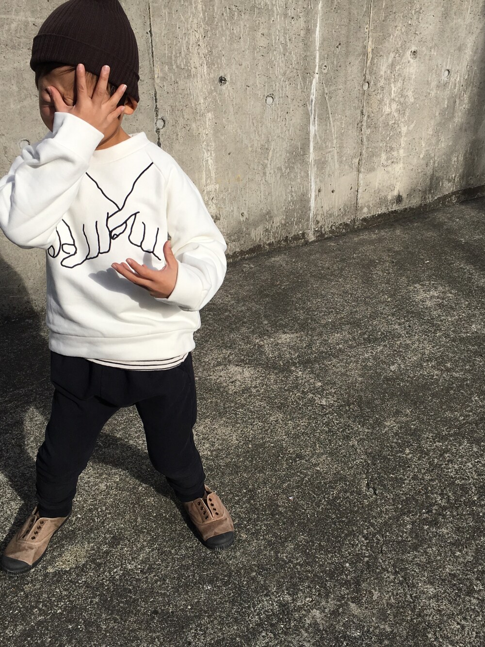 「MILK&BISCUITS、mingo、mingokids、インポート子供服、キッズコーデ、キッズファッション、シンプル、おとこのこ、スウェット、セール」｜「cache cacheのMILK&BISCUITS HOLD MY HAND SWEAT SHIRT（スウェット、その他）」を使った、CACHE-CACHEさん（キッズ・110cm）の冬コーディネートの1枚目の写真