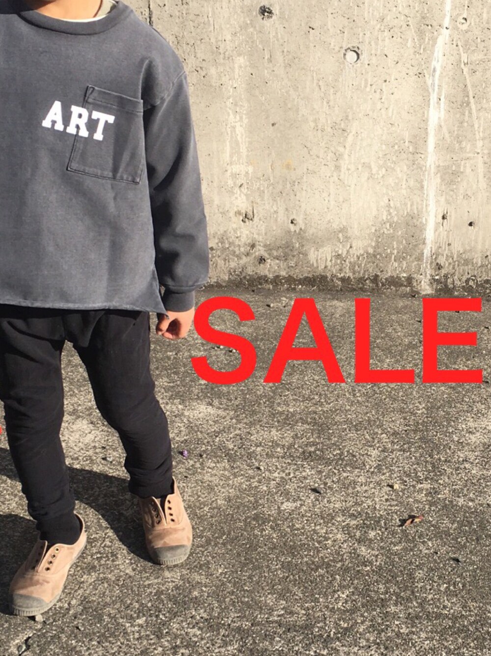 「SALE、冬コーデ、おとこのこ、カジュアルコーデ、おんなのこ、キッズコーデ、キッズファッション、ARCH&LINE、mingo、セール」｜「cache cacheのARCH&LINE CLOUDY BIG L/S TEE "ART"　(NAVY)（パーカー、その他）」を使った、CACHE-CACHEさん（キッズ・110cm）の冬コーディネートの1枚目の写真