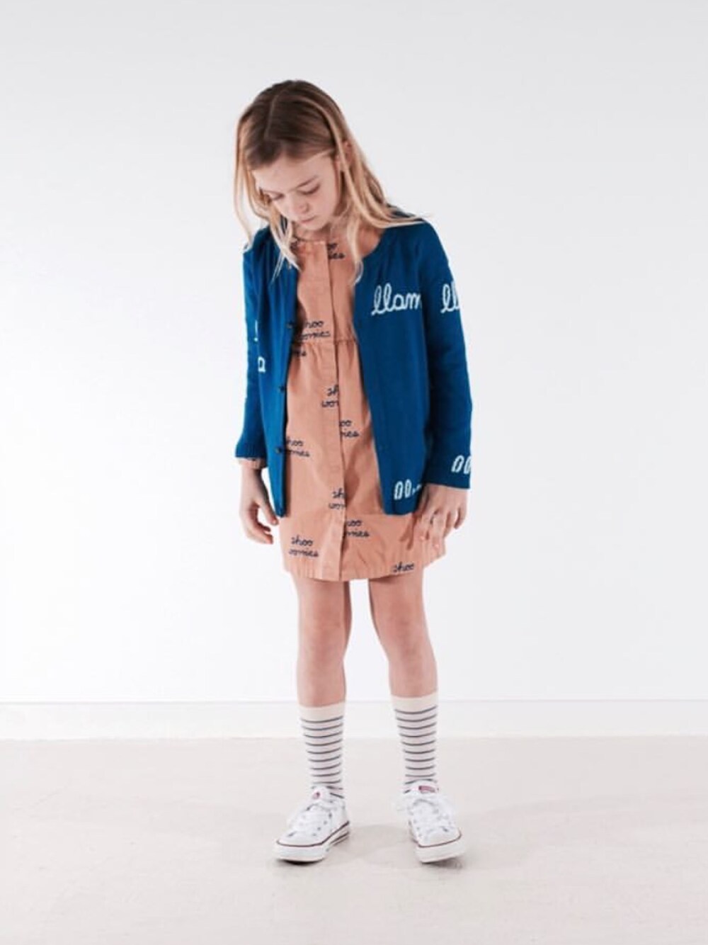 「tinycottons、タイニーコットンズ、ワンピース、羽織り、キッズコーデ、キッズファッション、おんなのこ、女の子コーデ、カジュアルコーデ、キッズ」｜「cache cacheのtinycottons shoo worries woven dress(lightbrown)（ワンピース、その他）」を使った、CACHE-CACHEさん（キッズ・90cm）の冬コーディネートの1枚目の写真