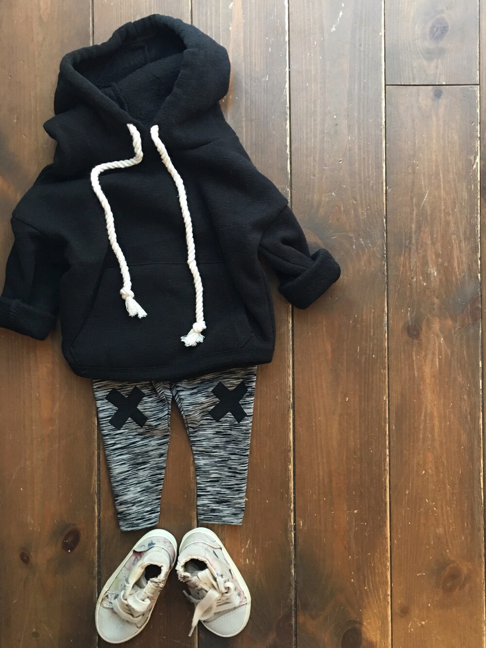 「シンプルコーデ、男の子、女の子、キッズコーデ、冬コーデ、カジュアル、タイニーコットンズ、tinycottons、パーカー、レギンス」｜「cache cacheのtinycottons　melange logo pant(beige/black)（レギンス/スパッツ、その他）」を使った、CACHE-CACHEさん（キッズ・80cm）の冬コーディネートの1枚目の写真