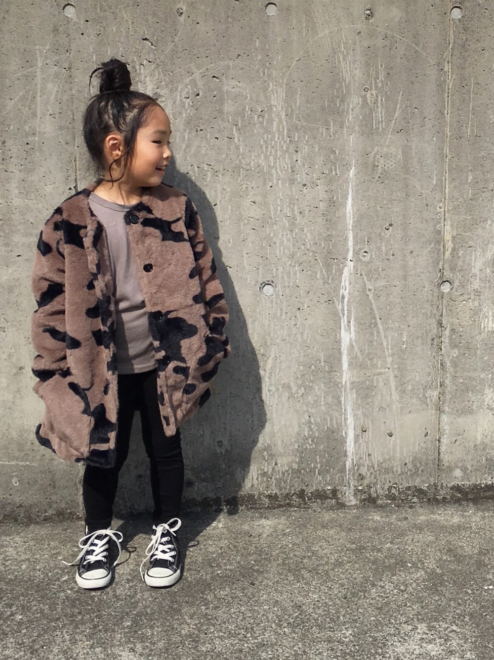 「violeta&federico、女の子、男の子、シンプル、キッスコーデ、ファーコート、レオパード、コート、セール、キッズファッション」｜「cache cacheのVioleta&Federico　COAT　CAMU　(LEO)3ｙ.4ｙ.6ｙ.8ｙ（その他アウター、その他）」を使った、CACHE-CACHEさん（キッズ・110cm）の冬コーディネートの1枚目の写真