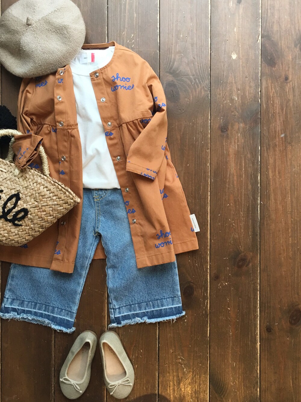 その他のワンピース、その他のかごバッグを着用したキッズの春コーディネートの1枚目の写真