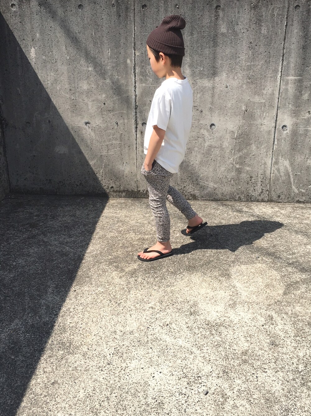 その他のその他パンツ、その他のTシャツ/カットソーを着用したキッズの春コーディネートの1枚目の写真