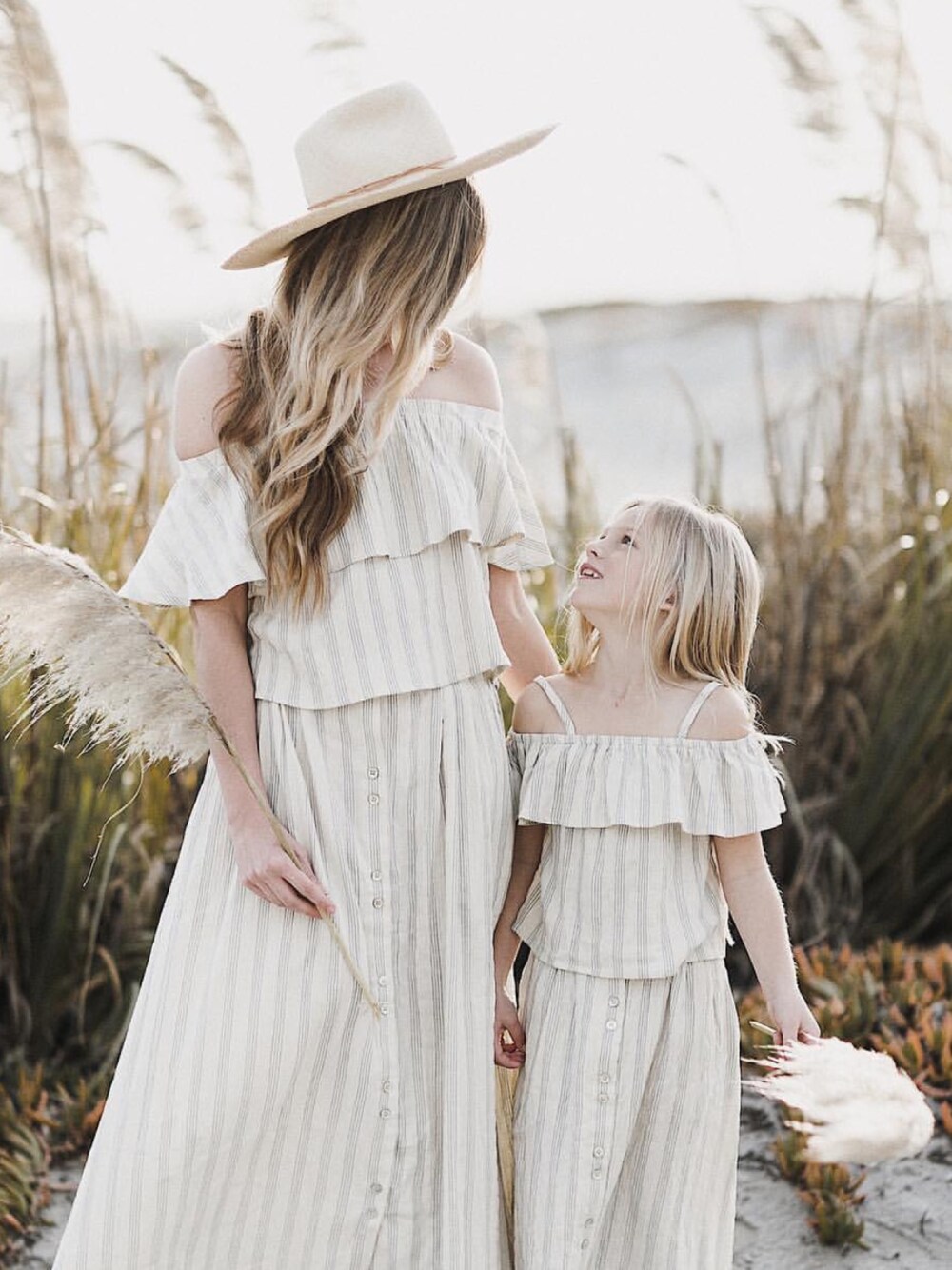 その他のシャツ/ブラウス、その他のデニムスカートを着用したキッズの夏コーディネートの1枚目の写真