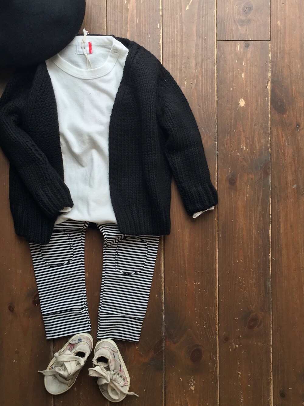 「kidsfashion、mingo、FOV、kids、キッズコーデ、キッズファッション、キッズ、モノトーン、シンプル、冬コーデ」｜「cache cacheのMINGO.　cardigan　(black)（カーディガン/ボレロ、その他）」を使った、CACHE-CACHEさん（キッズ・80cm）の夏コーディネートの1枚目の写真