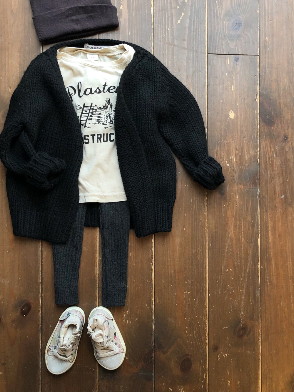 「キッズファッション、キッズコーデ、子供服、mingo、カーディガン、ニットカーディガン、ブラック、ミンゴ、おんなのこ、男の子」｜「cache cacheのMINGO.　cardigan　(black)（カーディガン/ボレロ、その他）」を使った、CACHE-CACHEさん（キッズ・80cm）の秋コーディネートの1枚目の写真