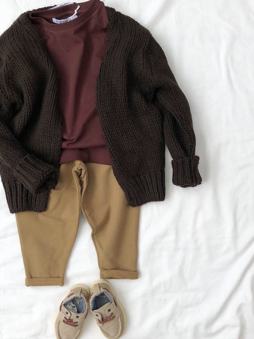 「mingo、mingokids、ミンゴ、kids、秋のコーデ、キッズファッション、子供服、男の子コーデ、カーディガン、冬コーデ」｜「cache cacheのMINGO.   cardigan(bitter chocolate)（カーディガン/ボレロ、その他）」を使った、CACHE-CACHEさん（キッズ・80cm）の夏コーディネートの1枚目の写真