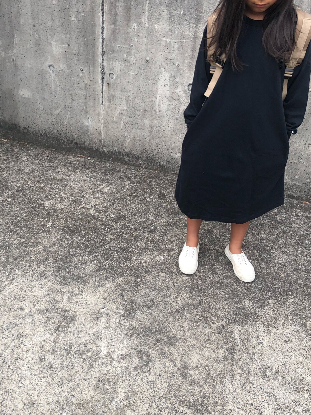 「FOV、キッズファッション、女の子、プチプラ、シンプル、シンプルコーデ、kids、ワンピース、ママコーデ、小学生」｜「cache cacheのFOV 　PLAIN　 L/S　ワンピース（ブラック）（ワンピース、その他）」を使った、CACHE-CACHEさん（キッズ・123cm）の秋コーディネートの1枚目の写真
