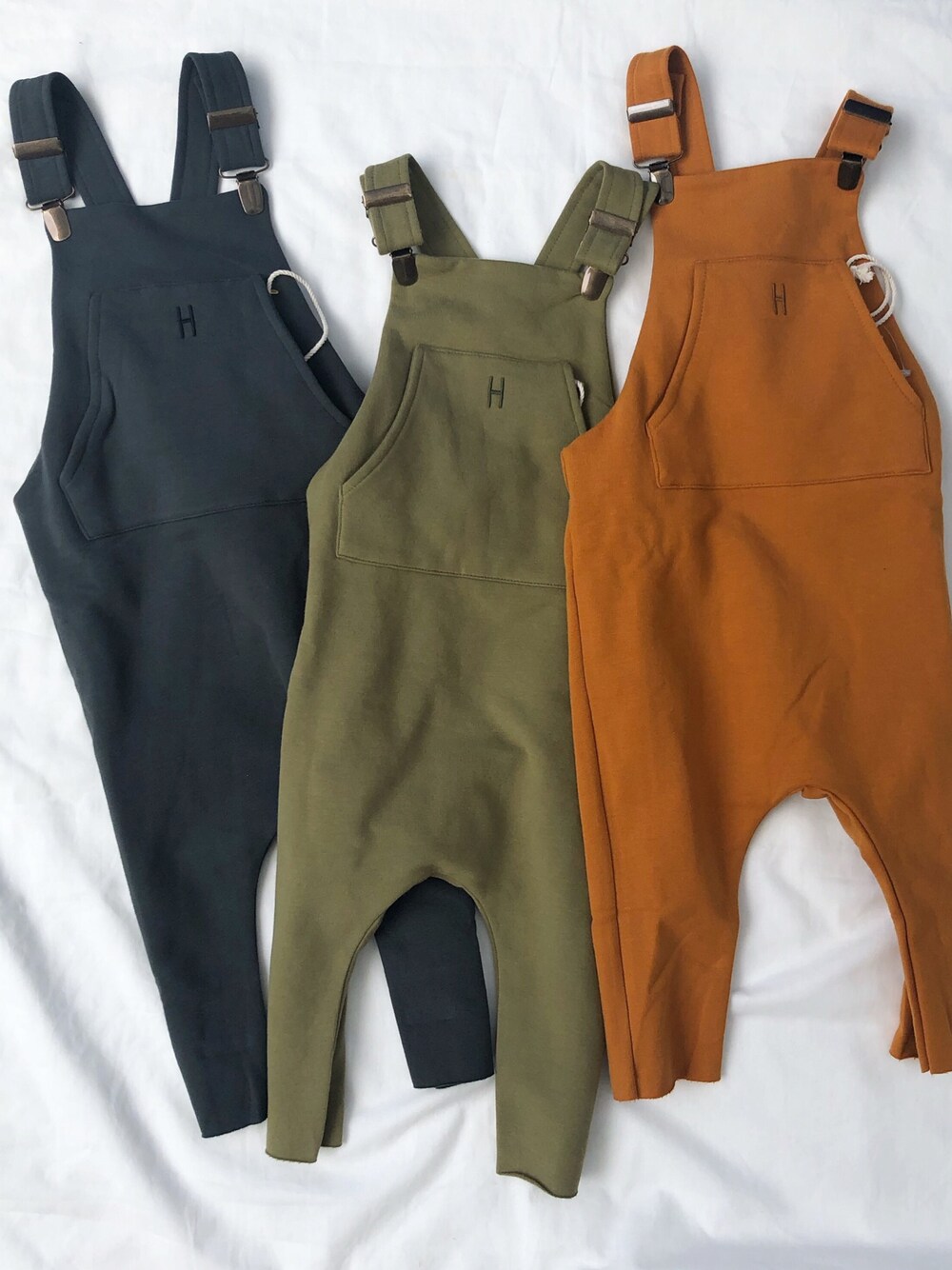 「littleHEDONIST、キッズファッション、女の子、シンプル、シンプルコーデ、男の子、リトルへドニスト、サロペット、秋冬、ベビーコーデ」｜「cache cacheのlittlehedonist ＳＡＬＯＰＥＴＴＥ　ＬＯＬＡ(OLIVE DRAB)（その他パンツ、その他）」を使った、CACHE-CACHEさん（キッズ・80cm）の秋コーディネートの1枚目の写真