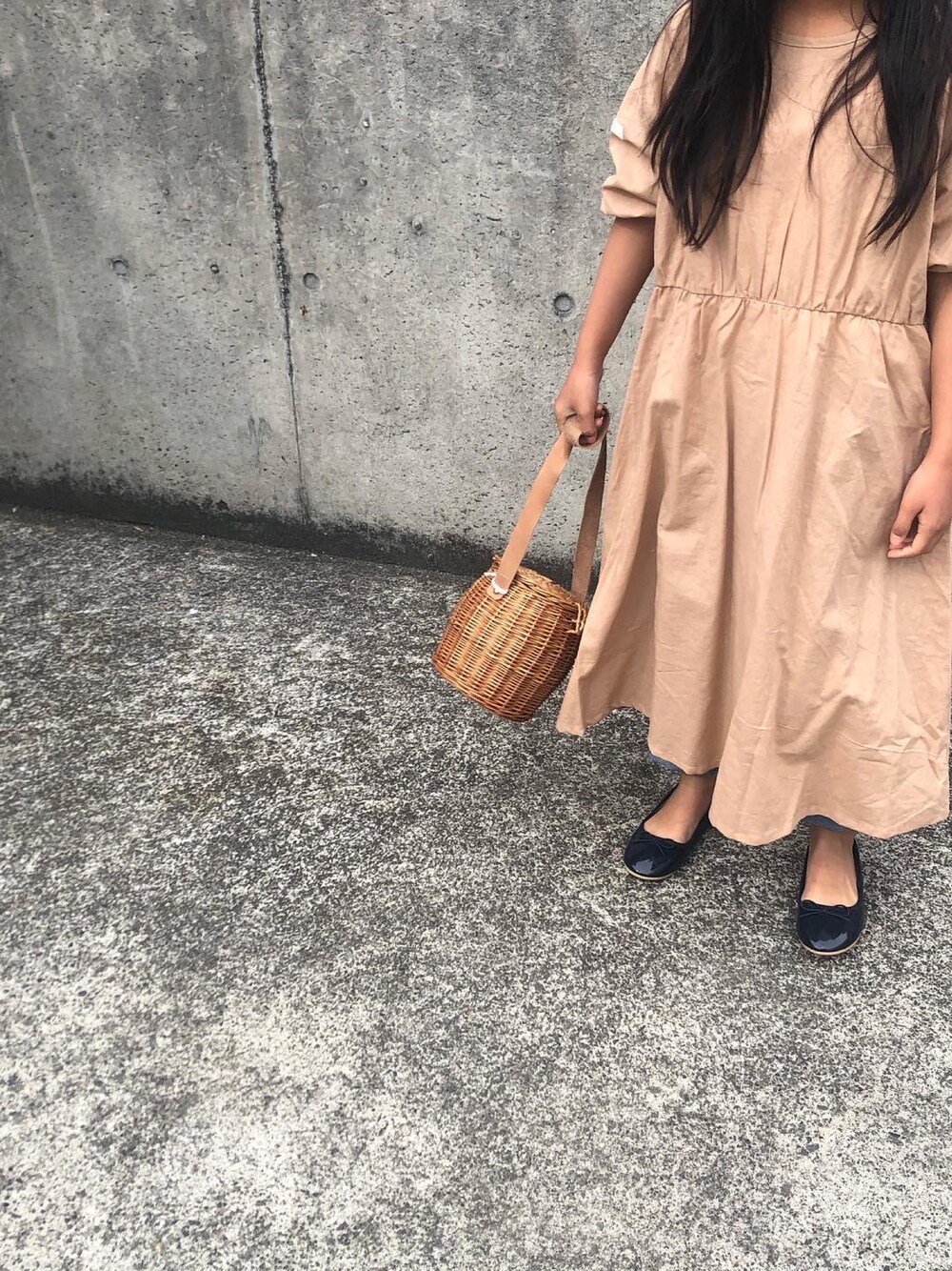 その他のワンピース、その他のかごバッグを着用したキッズの春コーディネートの1枚目の写真