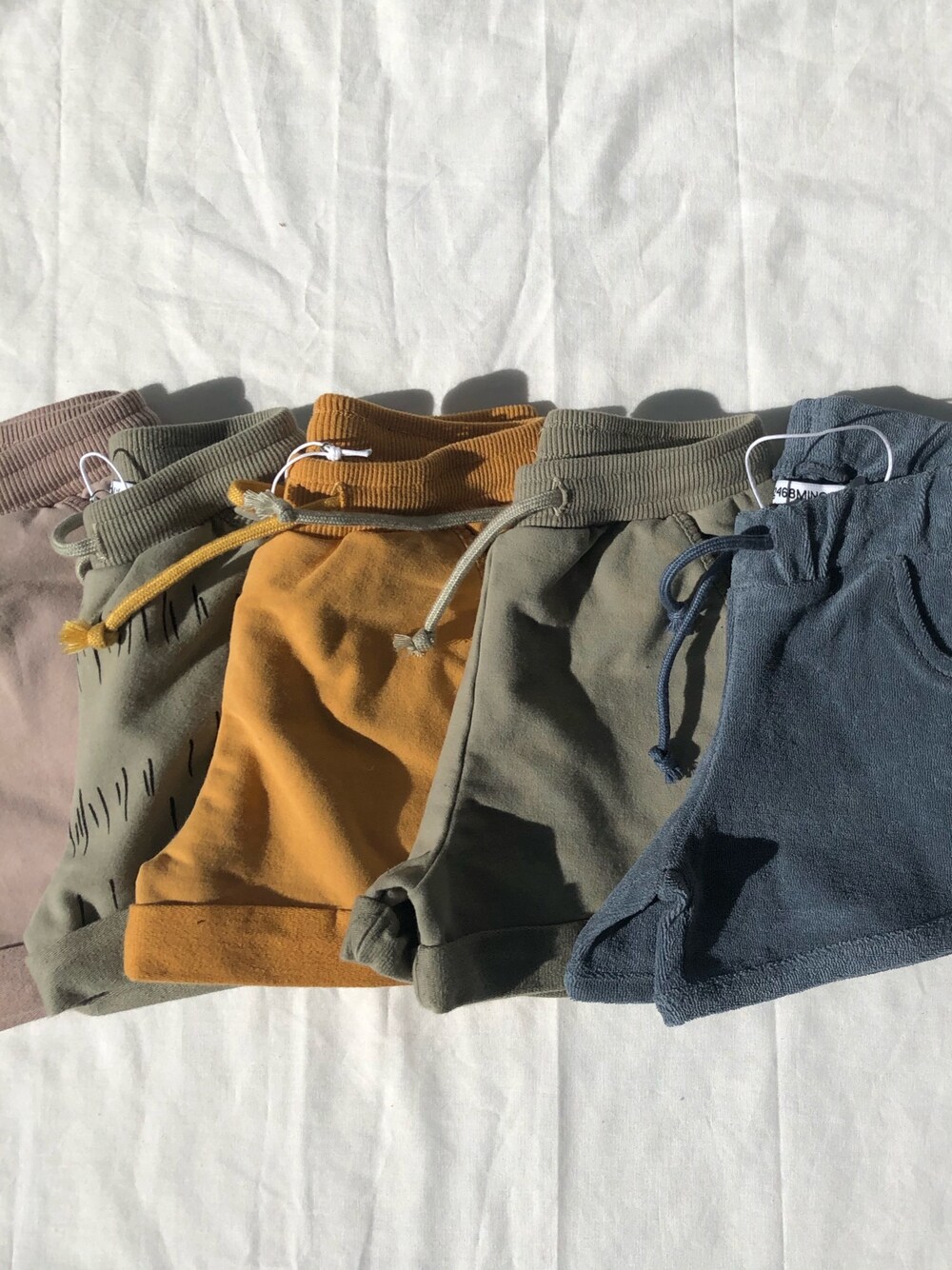 その他のその他パンツ、その他のその他パンツ、その他のその他パンツを着用したキッズの春コーディネートの1枚目の写真