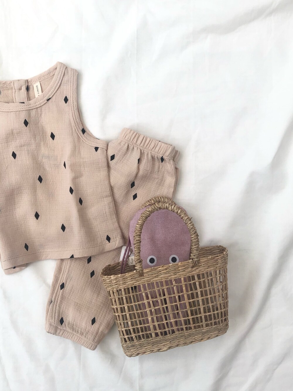 「Quincymae、donfisher、baby、キッズファッション、ベビーコーデ、ベビー、シンプル、男の子、女の子」｜「cache cacheのQuincy Mae　Woven Tank（natural）（タンクトップ、その他）」を使った、CACHE-CACHEさん（キッズ・70cm）の夏コーディネートの1枚目の写真