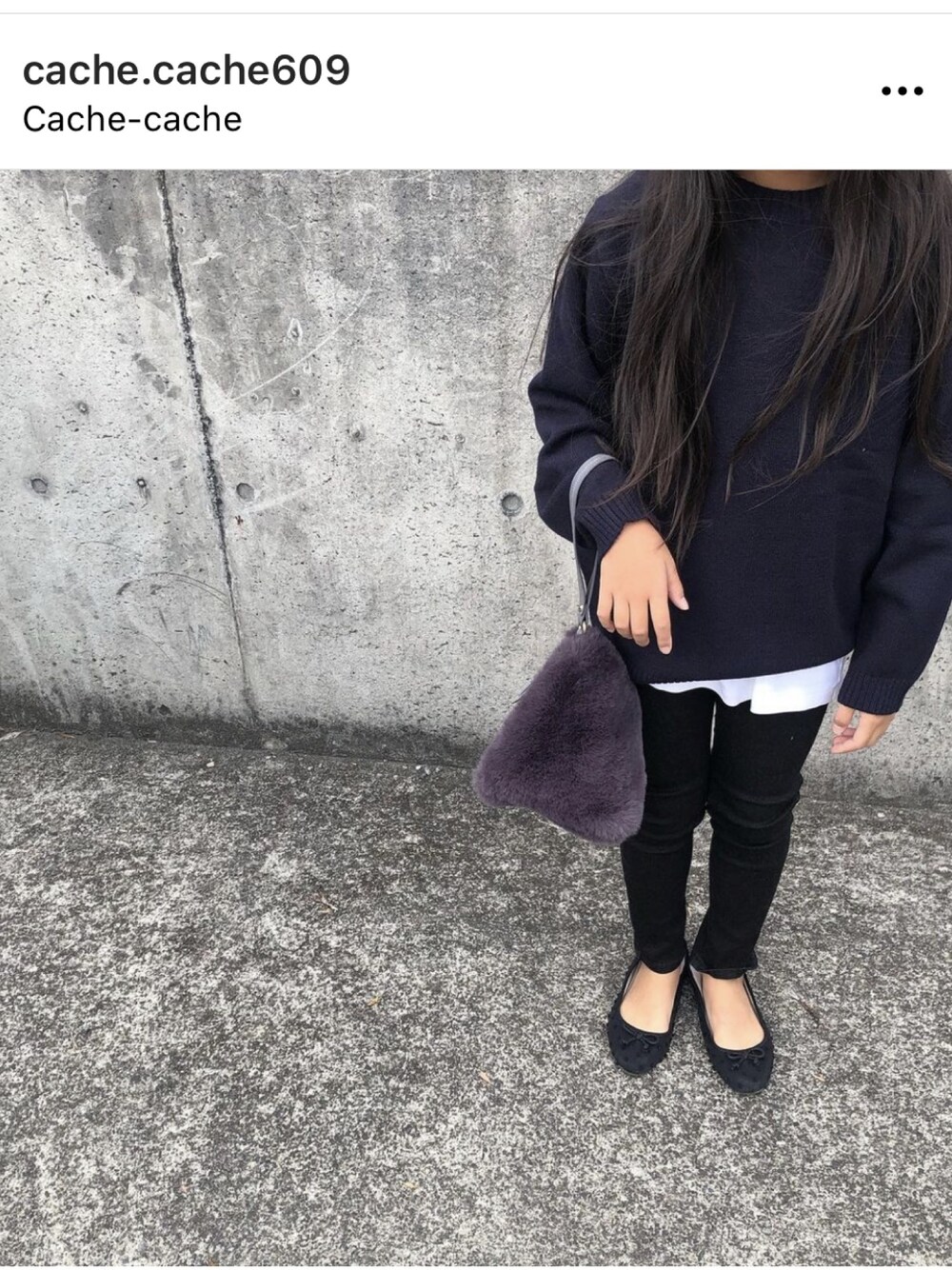 「キッズファッション、キッズコーデ、ニット、シンプル、女の子コーデ、韓国子供服、デニムパンツ、小学生、プチプラコーデ」｜「cache cacheのニット（濃紺/グレー）（ニット/セーター、その他）」を使った、CACHE-CACHEさん（キッズ・130cm）の秋コーディネートの1枚目の写真