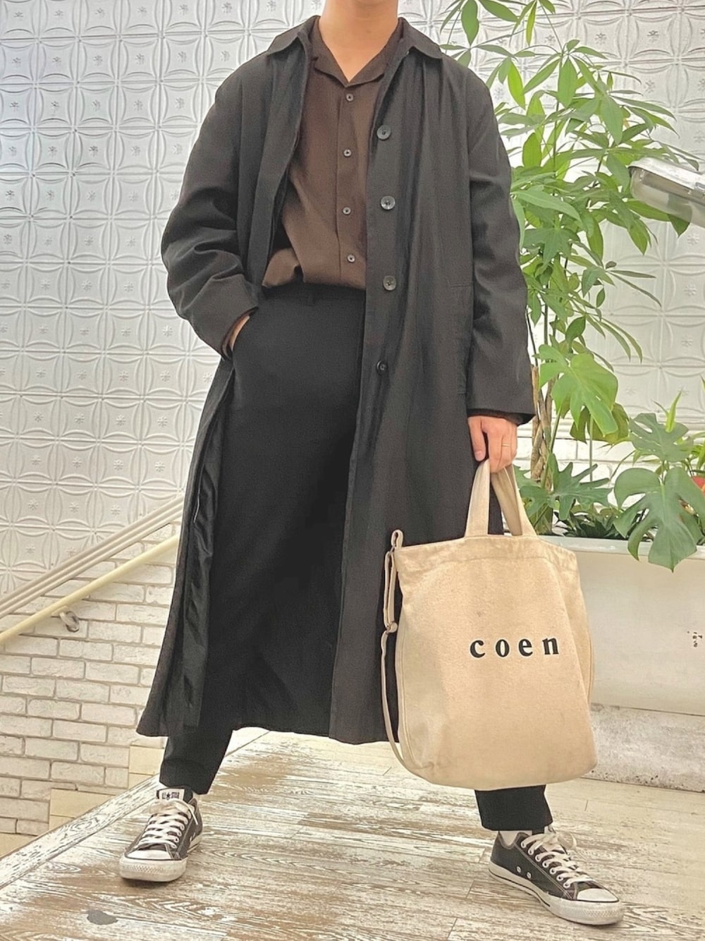「シンプル、スニーカー、黒、プチプラコーデ、モード、GU、converse、コンバース、おしゃれさんと繋がりたい」｜「LONDONFOGのアイテム（ステンカラーコート、ブラック系）」を使った、蘆溝僑さん（メンズ・175cm）の秋コーディネートの1枚目の写真