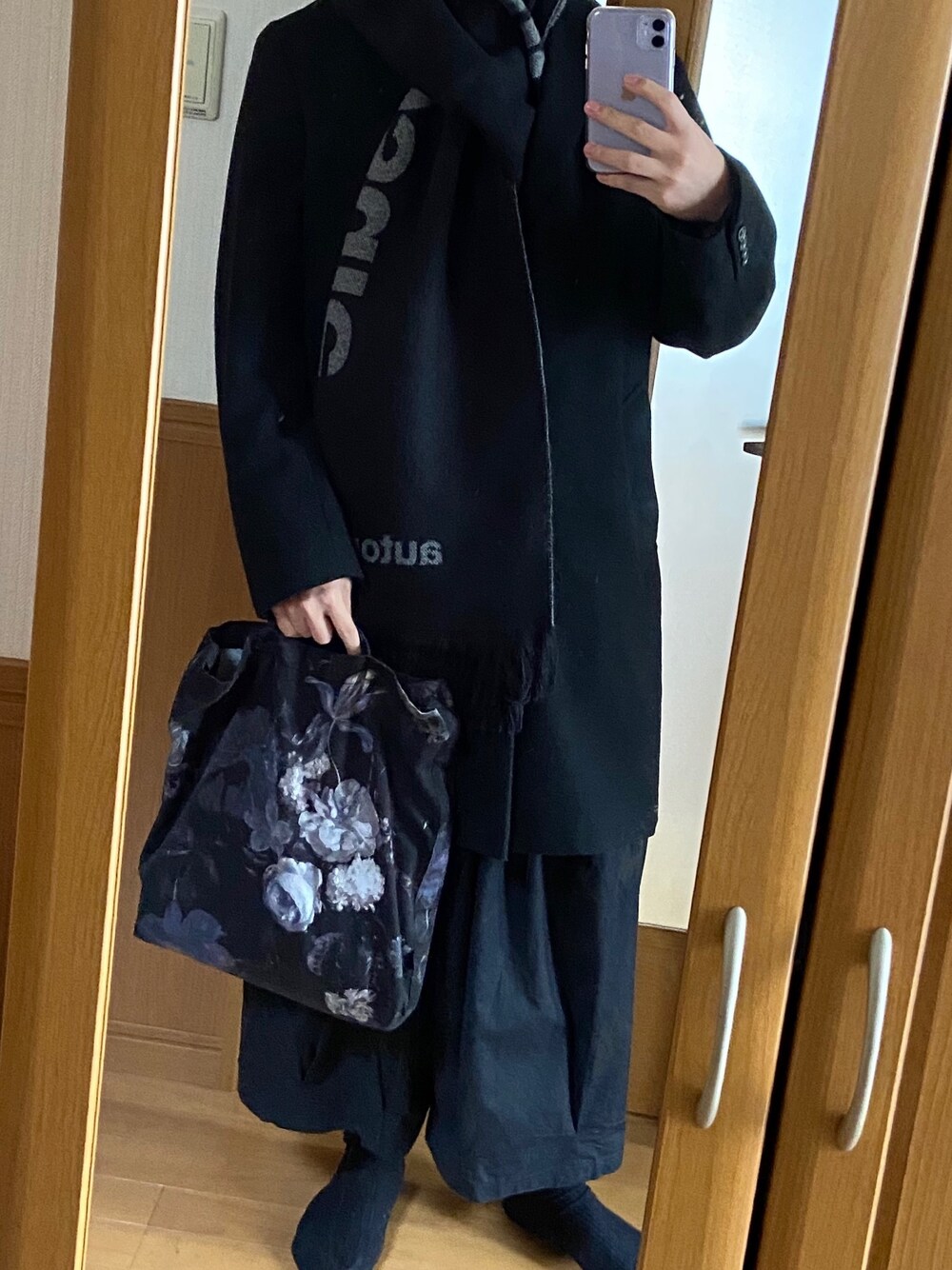 「LAD MUSICIAN、yohjiyamamoto、Y-3、お洒落さんとつながりたい、オールブラック、シンプルコーデ、マフラー」｜「LAD MUSICIANのアイテム（トートバッグ、ブルー系）」を使った、蘆溝僑さん（メンズ・175cm）の冬コーディネートの1枚目の写真