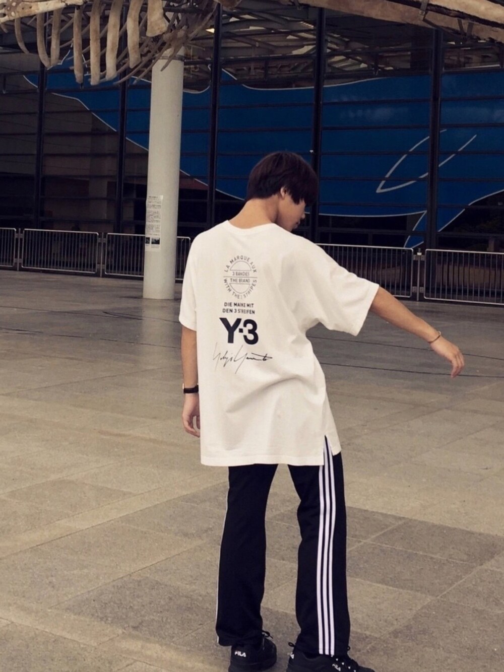 「オーバーサイズ、半袖シャツ、ストリートMIX、古着MIX、古着、adidas、Y-3、yohjiyamamoto、Daniel Wellington」｜「Y-3のM SS TEE STREET（Tシャツ/カットソー、ホワイト系）」を使った、蘆溝僑さん（メンズ・175cm）の秋コーディネートの1枚目の写真